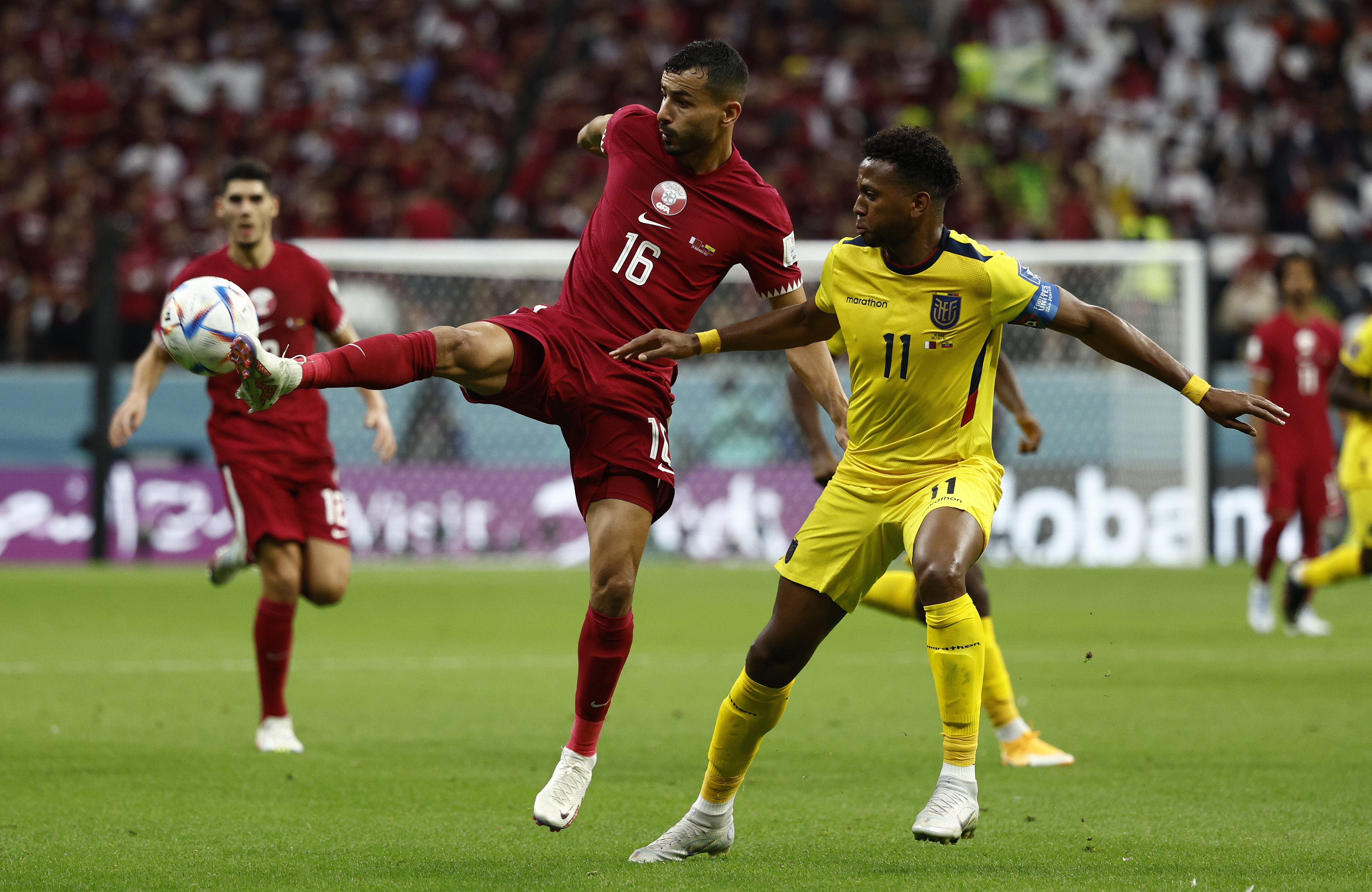 GR7031. AL KHOR (CATAR), 20/11/2022.- Boualem Khoukhi (i) de Catar disputa un balón con Michael Estrada de Ecuador hoy, en un partido de la fase de grupos del Mundial de Fútbol 2022 entre Catar y Ecuador en el estadio Al Bait en Al Khor (Catar). EFE/ Rodrigo Jiménez