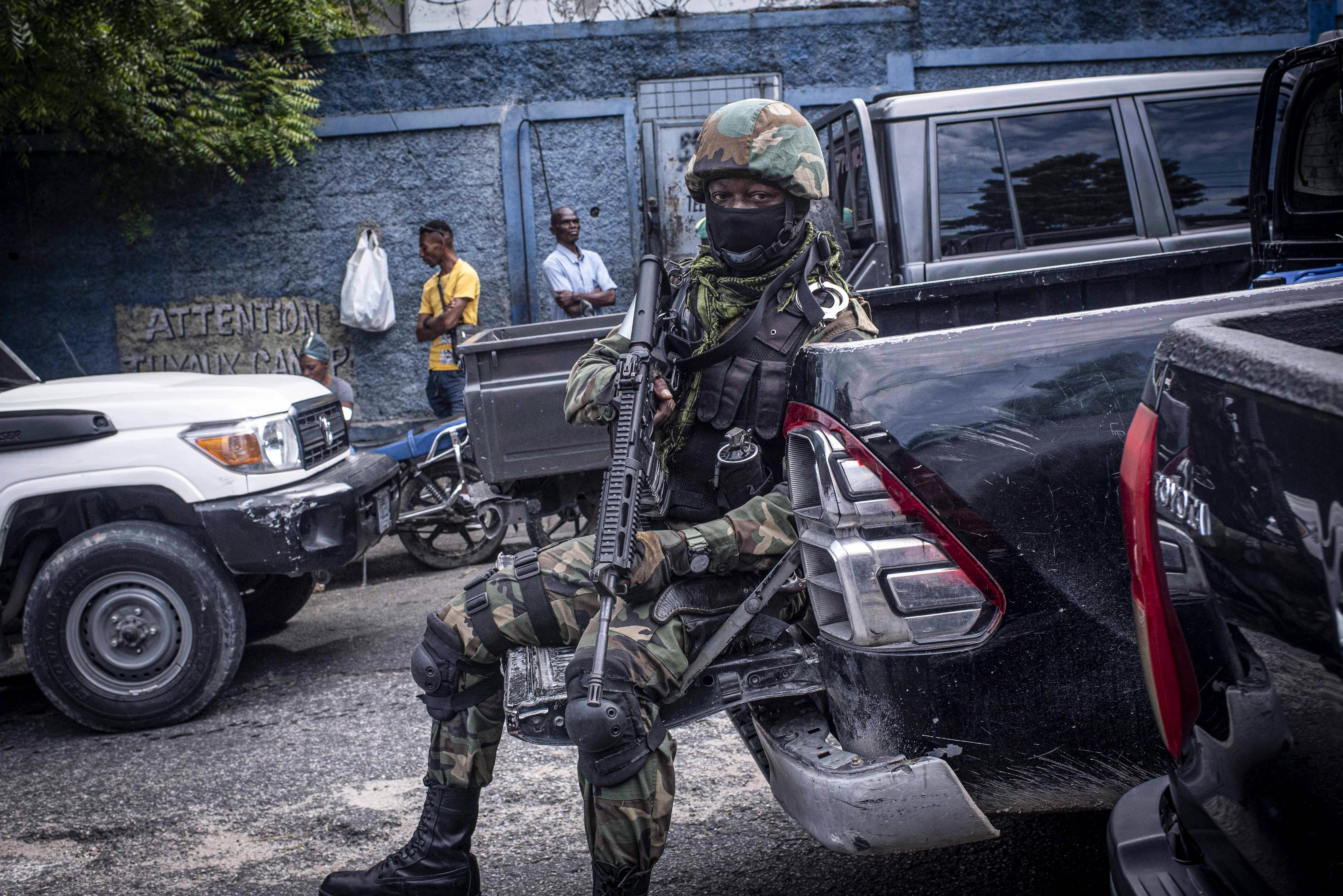 Seguridad a las afueras de un recinto de gobierno durante una ceremonia por parte de los nueve miembros del Consejo Presidencial de Transición de Haití.  La inestabilidad política y la violencia urbana que precedía la renuncia, en marzo del presente año, del ex primer ministro Ariel Henry e, incluso, el asesinato en julio de 2021 del entonces presidente haitiano, Jovenel Moise, se han recrudecido en los últimos meses.