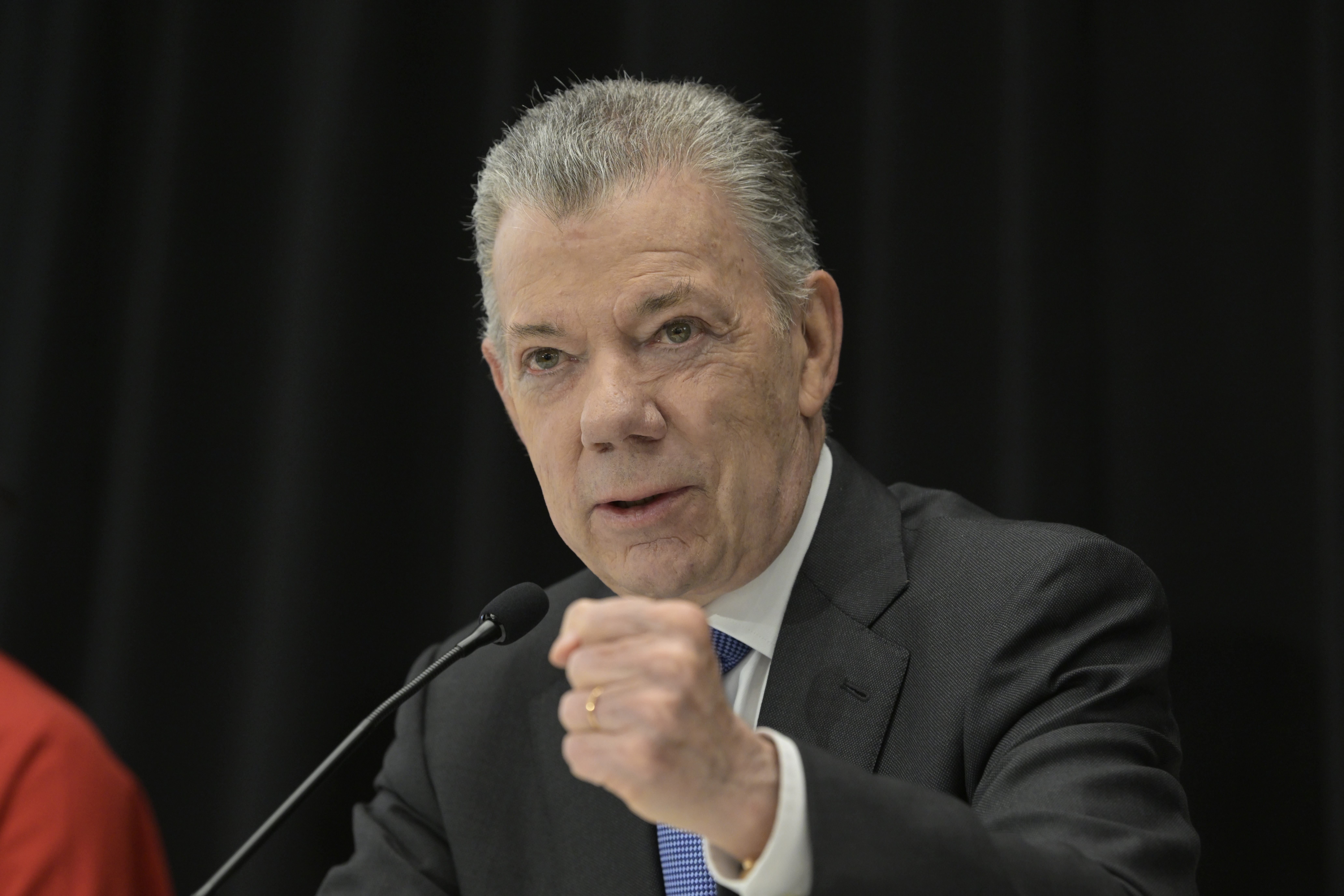 Santos le pide a Petro que se baje de la consulta: “no pasará por inconveniente”