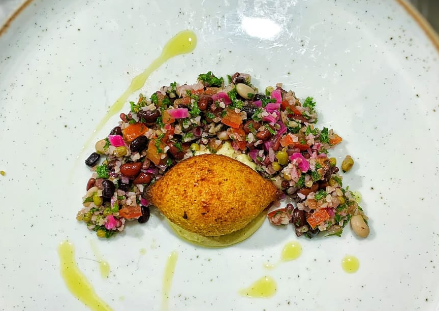 Kibbe de calabaza relleno de pulpo y tabulé de frijolitos