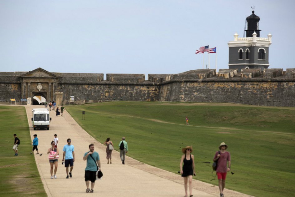 Puerto Rico admite que su deuda es impagable y se hunde en la crisis
