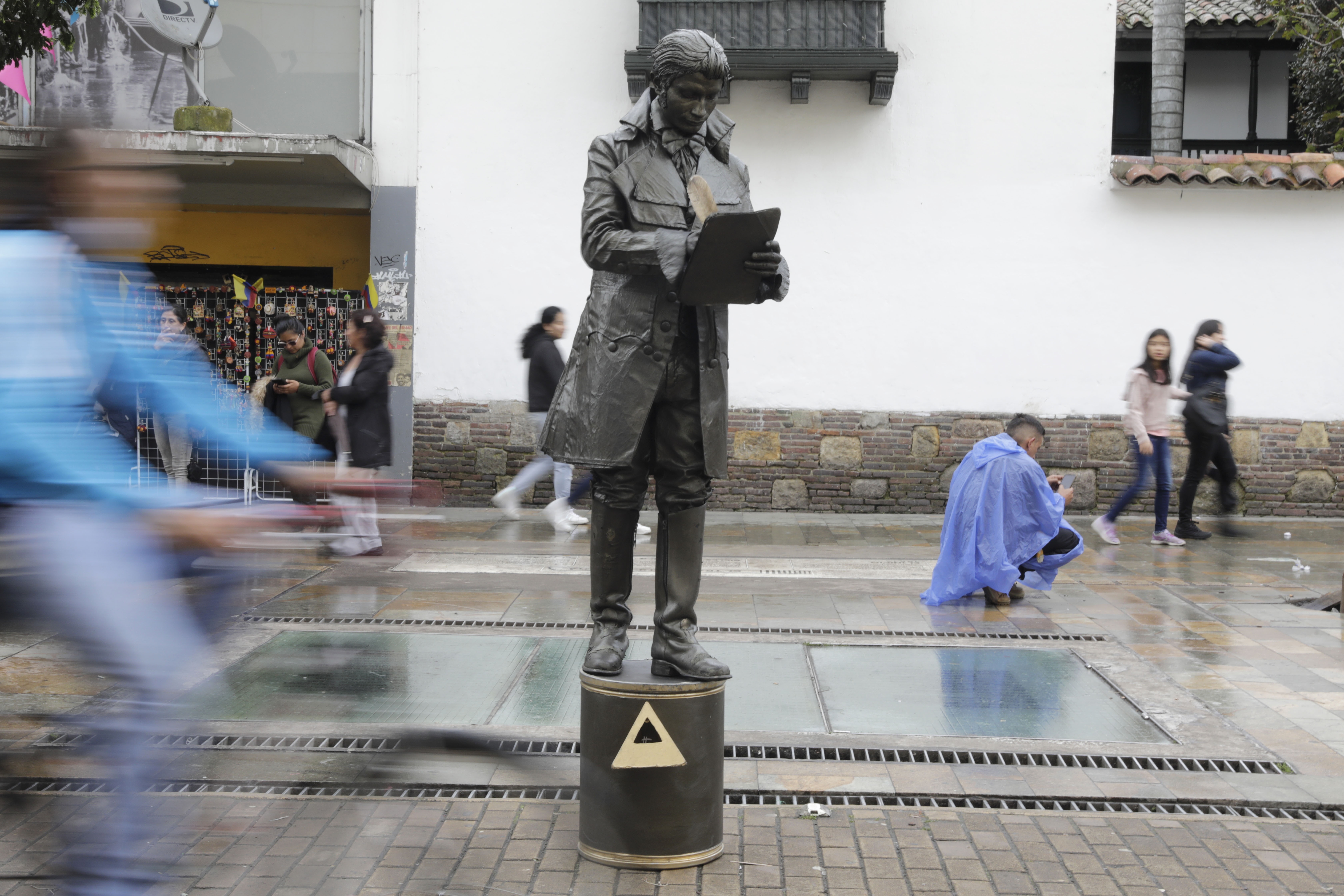 ACOMPAÑA CRÓNICA: COLOMBIA ARTE BOG400. BOGOTÁ (COLOMBIA), 10/07/2022.- Fotografía fechada el 8 de julio de 2022 que muestra al artista Sergio Bermúdez mientras trabaja como estatua humana en las calles de Bogotá (Colombia). Músicos, estatuas humanas, escultores y pintores, entre otros, se han adueñado de las calles del centro de Bogotá para demostrar que el arte es de todos y para dignificar los trabajos que llenan de vida las arterias de la ciudad desde un programa que busca visibilizar y darles el respeto que merecen. EFE/ Carlos Ortega