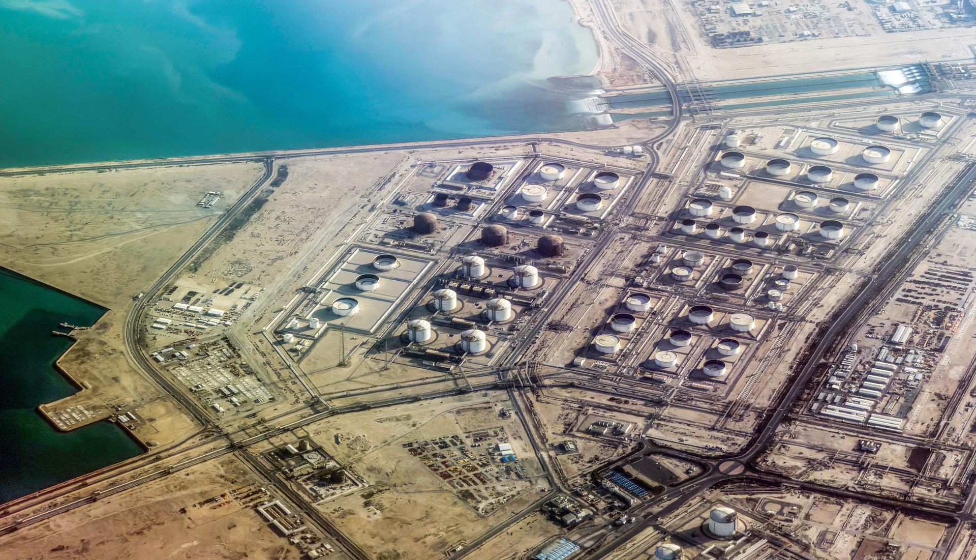 Ras Laffan (Qatar), 20/03/2026.- Liquefied natural gas (LNG) facilities in Ras Laffan Industrial City, in Ras Laffan, Qatar, 25 February 2026 (issued 20 March 2026). Qatar has said Iranian missile attacks on the Ras Laffan Industrial City have caused significant damage to the natural gas industrial complex, located approximately 80 km north-east of Doha. It is operated by Qatar Energy and employs around 115,000 people according to the company. (Catar) EFE/EPA/HANNIBAL HANSCHKE
