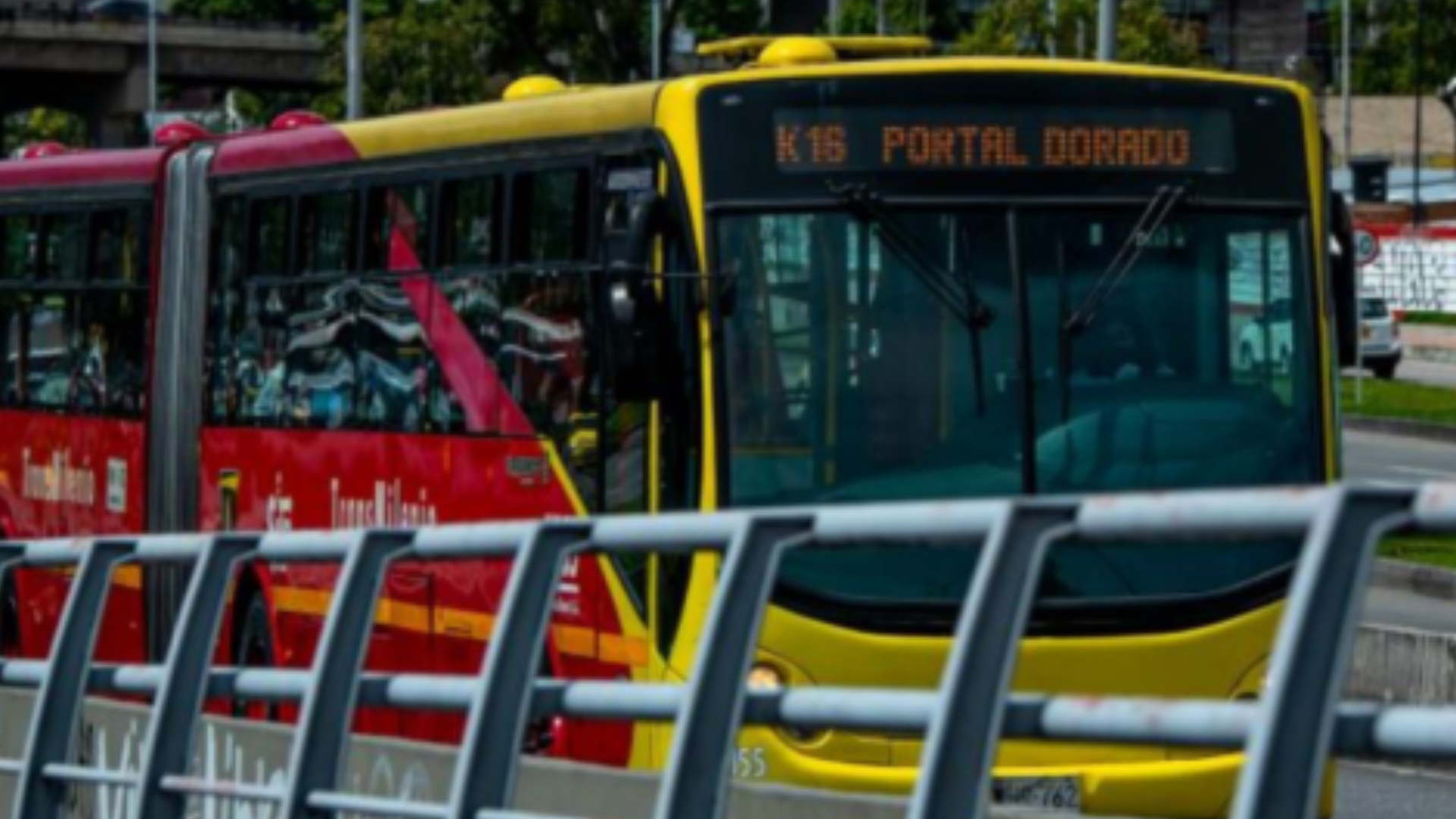 Graban a hombre tocando a una mujer en Transmilenio; los pasajeros lo detuvieron