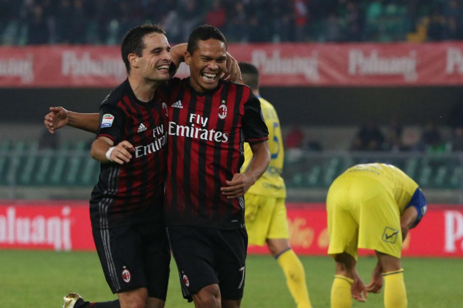 Carlos Bacca jugó los últimos minutos en el triunfo del Milan frente al Chievo