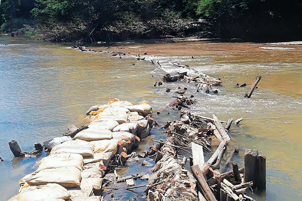 Fincas palmeras y bananeras desvían el cauce del río con trincheras. Han sido reincidentes. / Fotos: Alcaldía Pueblo Viejo. 