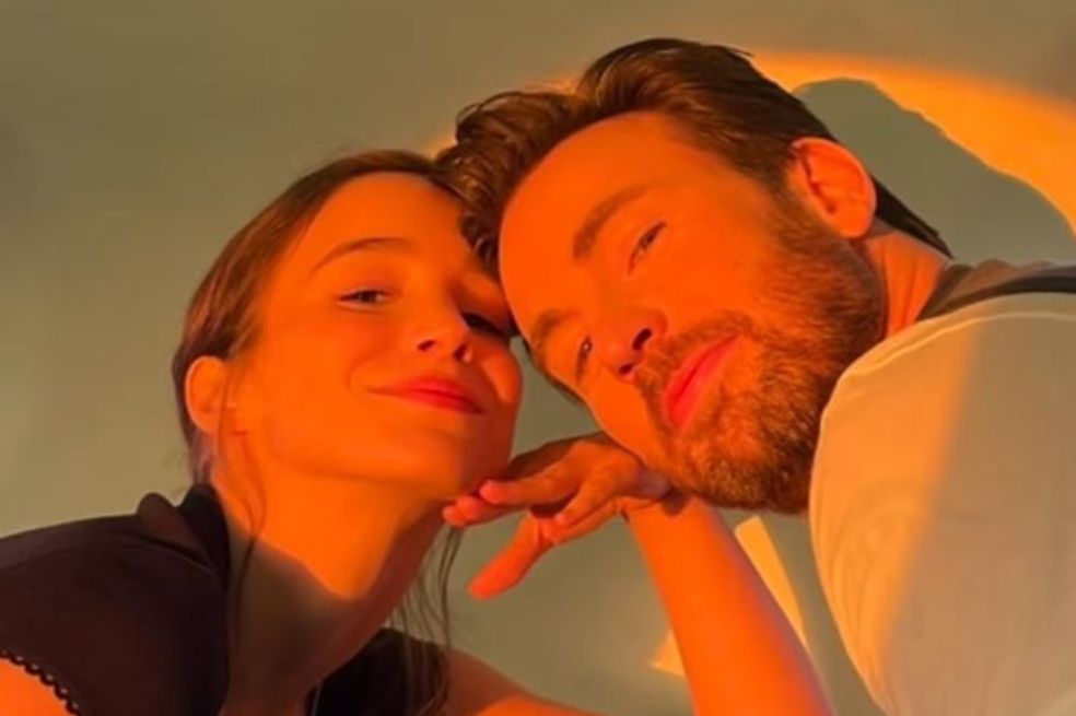 Rumores indican que Chris Evans, de 41 años, le habría pedido la mano a su novia, la actriz Alba Baptista, de 25.