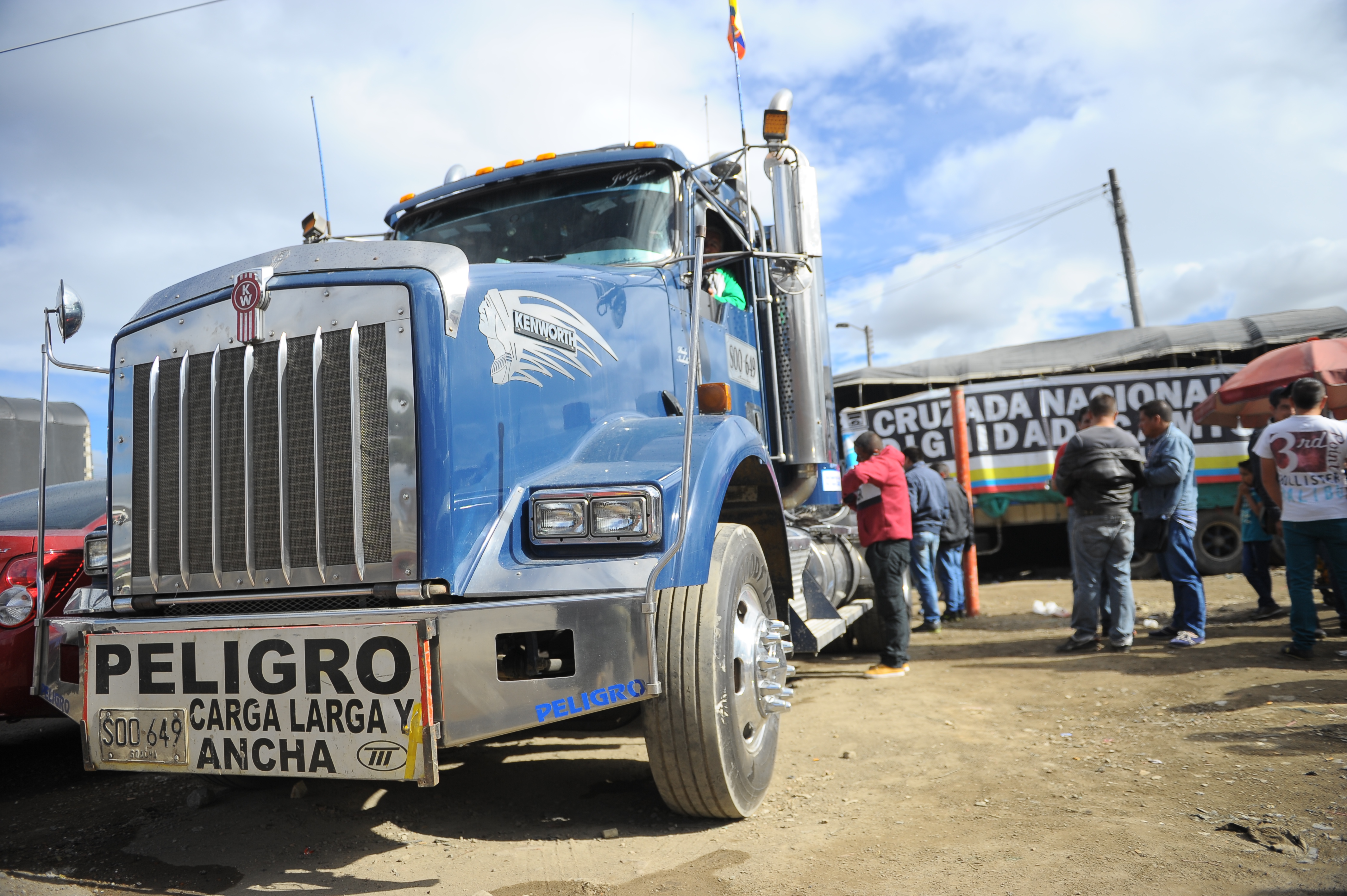 Transportadores realizan marchas, manifestaciones y bloqueos en la calle 13 de Bogotá por el paro camionero.