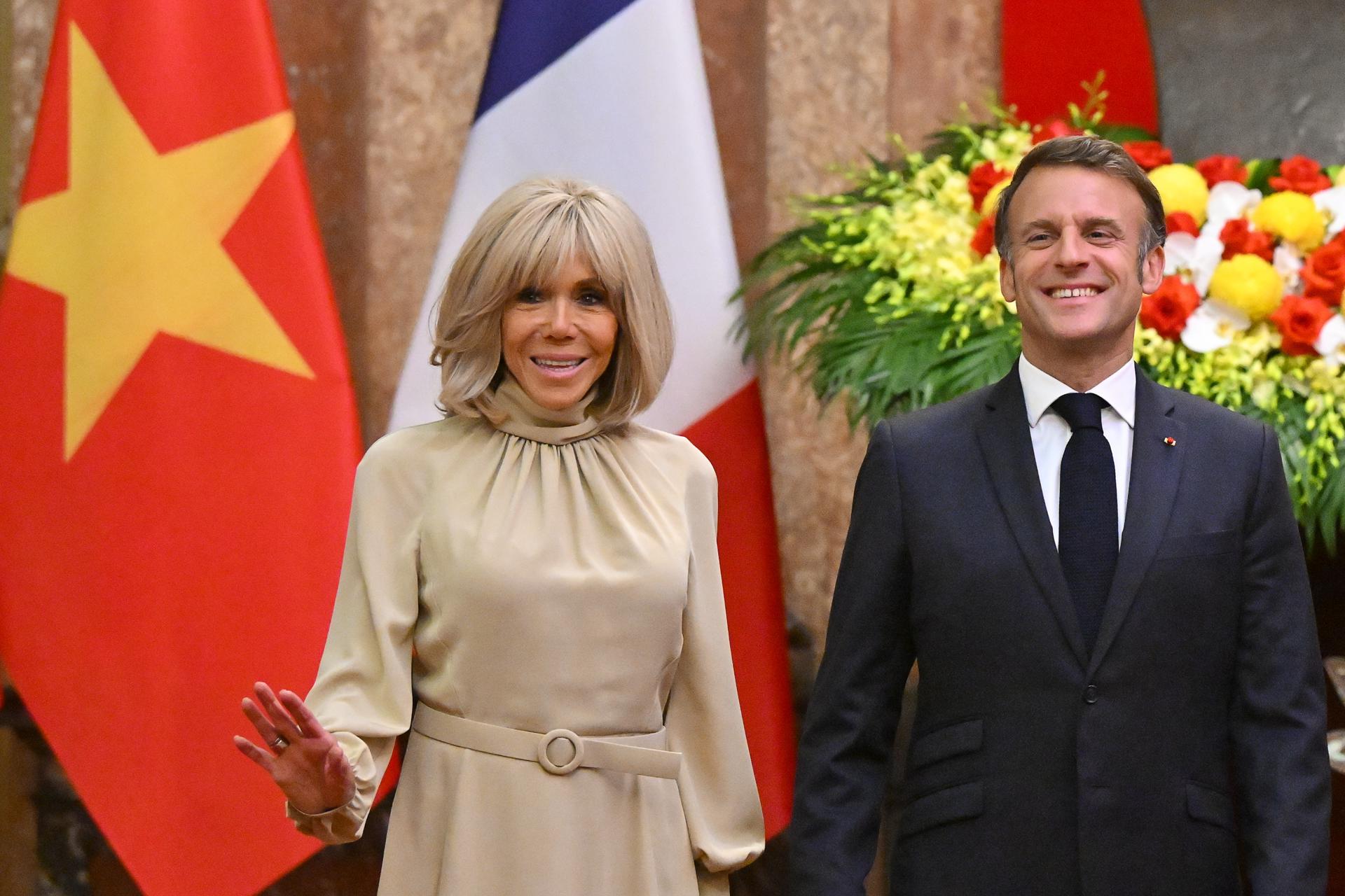 Captan a esposa de Macron golpeándolo en la cara: el video se hace viral
