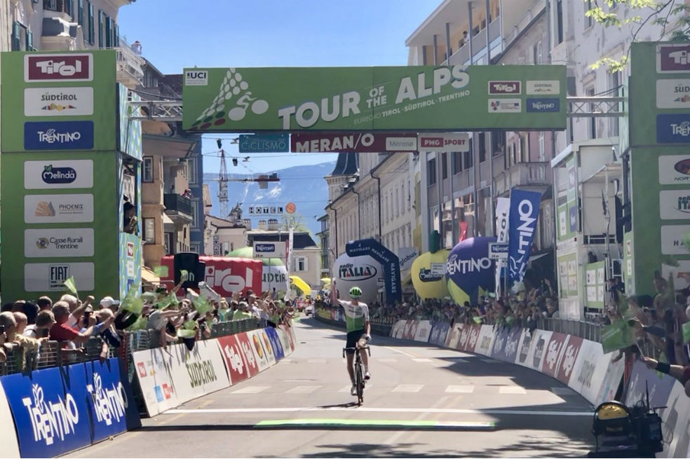 Iván Sosa sufrió una caída en la tercera etapa y perdió el liderato del Tour de los Alpes