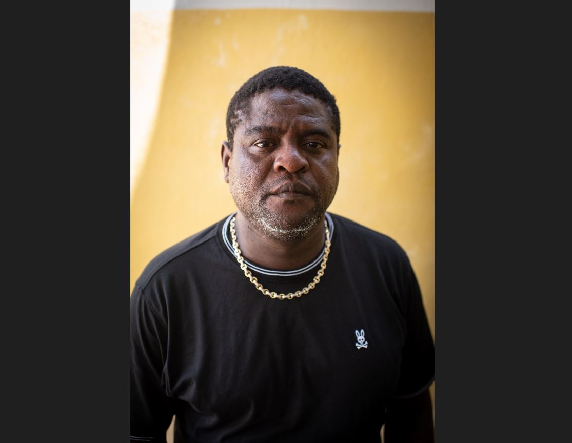 Retrato de Jimmy Cheirzier "Barbecue", durante una entrevista en el distrito de Delmas 6, en Puerto Príncipe.