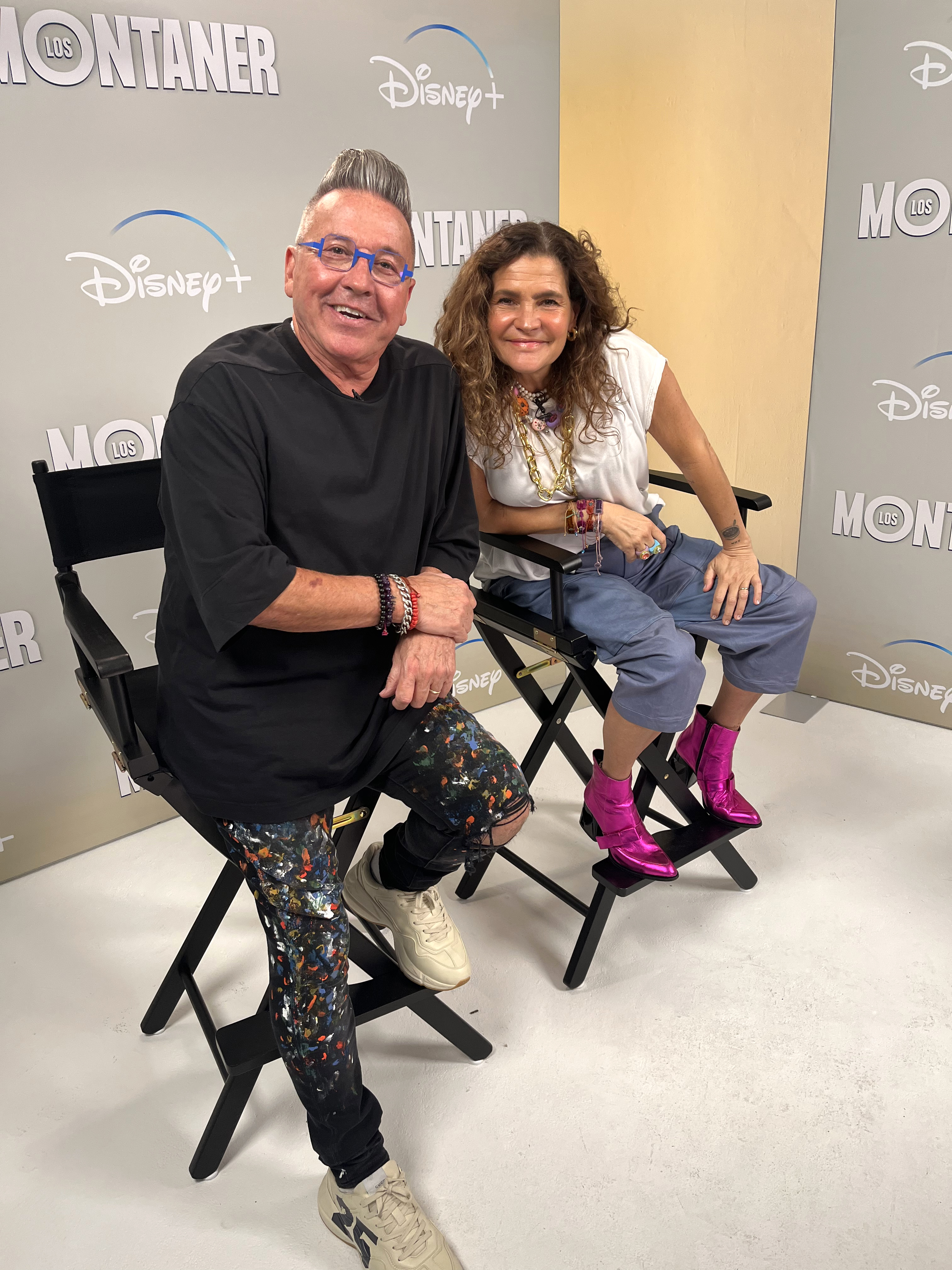 USA1879. MIAMI (FL, EEUU), 09/11/2022.- El  cantautor venezolano-argentino Ricardo Montaner, y su esposa, la directora de cine y video Marlene Rodríguez Montaner, posan hoy, en Miami, Florida (EEUU). La serie “Los Montaner”, que se estrenó este miércoles en Disney +, es una divertida nueva entrega que se destaca en el abarrotado mundo de la telerrealidad, porque la famosa familia de Ricardo Montaner quiere demostrar “que es posible tener una vida normal y triunfar en el mundo del espectáculo, sin abandonar los valores”. EFE/Alicia Civita