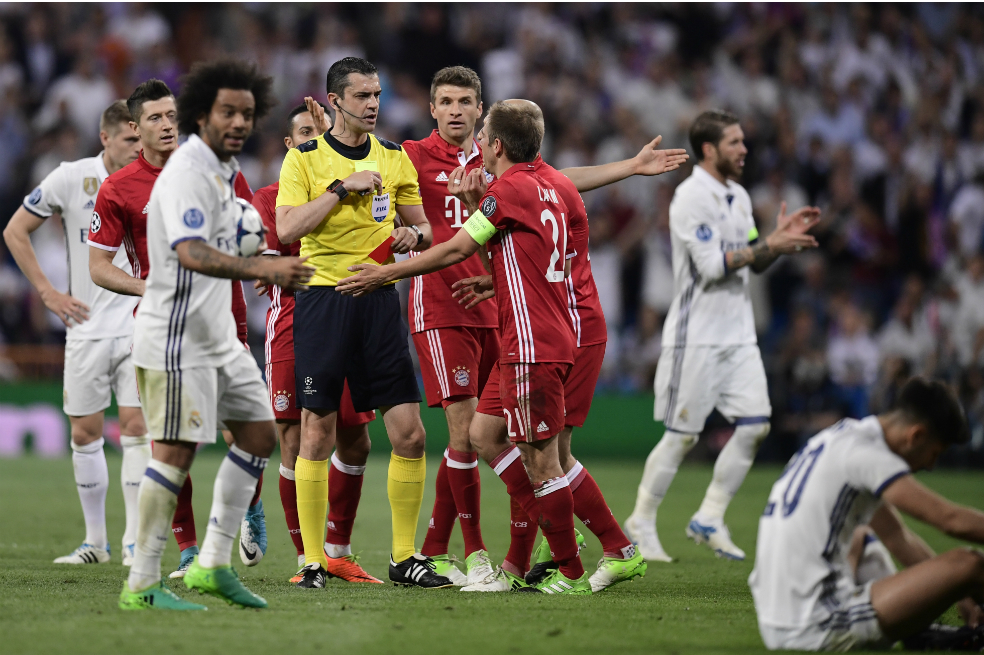 Jugadores y dirigentes del Bayern culpan al árbitro de la derrota ante el Real Madrid