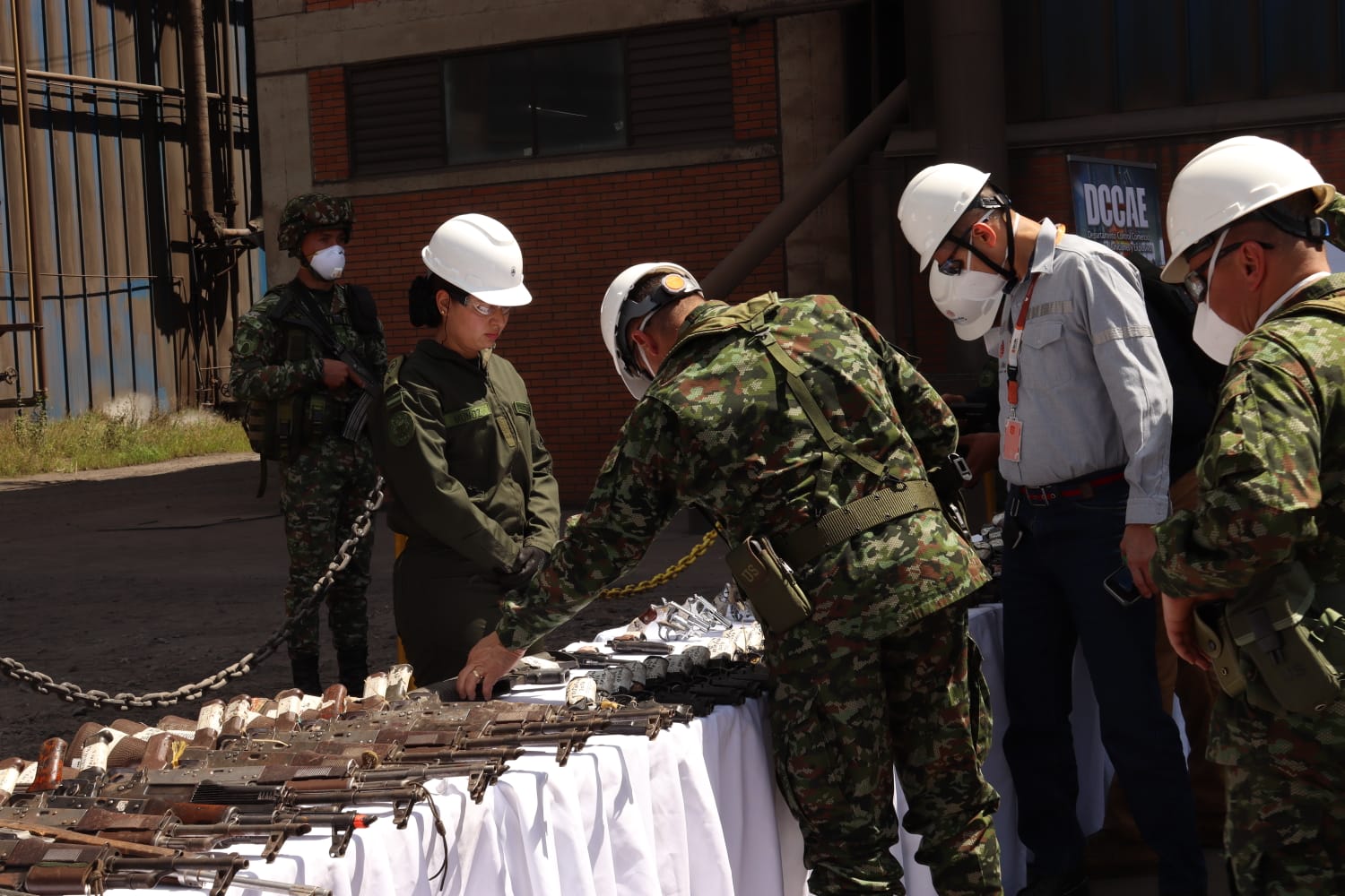 Fuerzas Militares destruyen más de 23.500 armas incautadas en todo el país