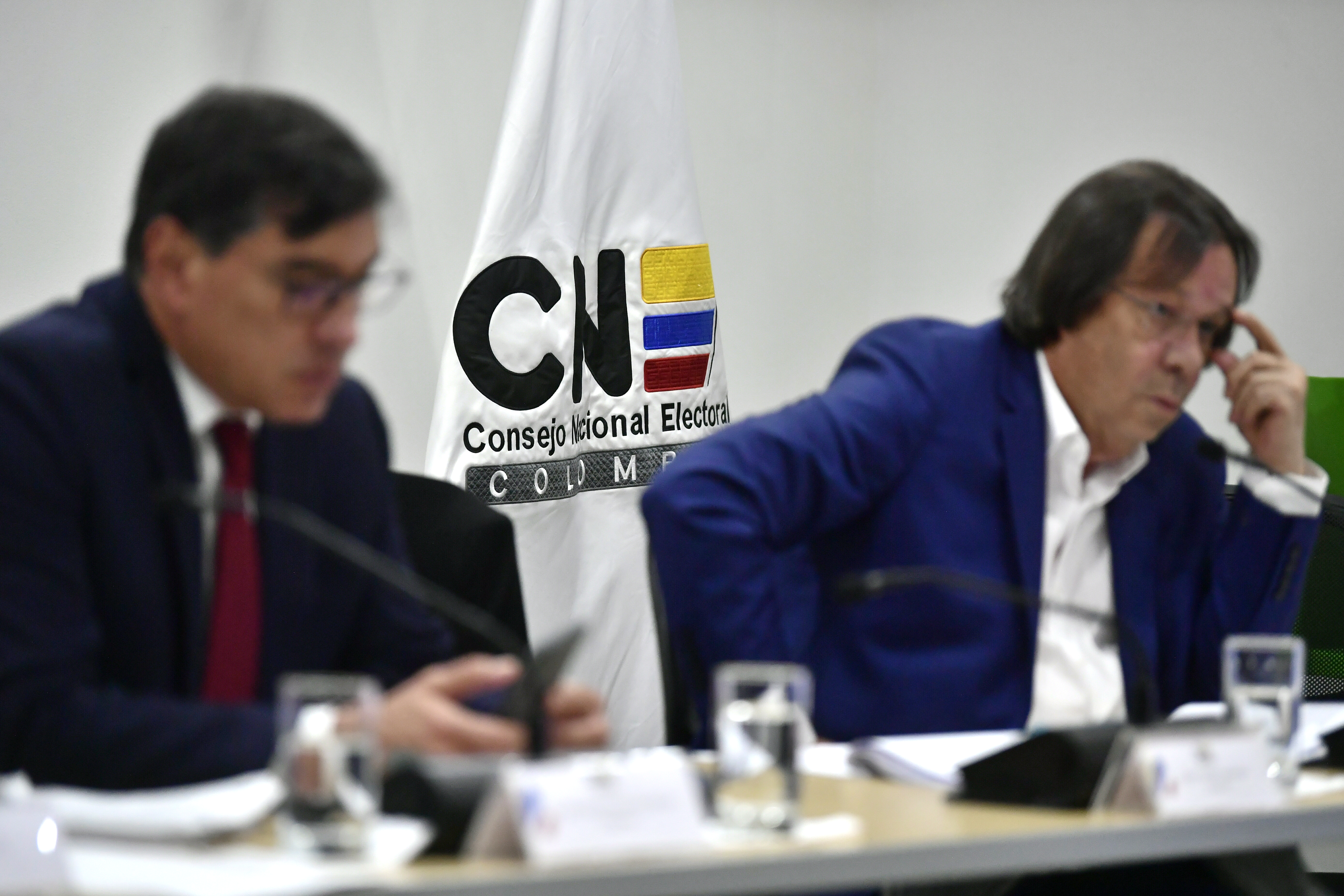 Los magistrados Álvaro Hernán Prada y César Augusto Lorduy, en la audiencia pública de revocatoria de inscripciones de candidatos a las elecciones regionales 2023 (izq-der).