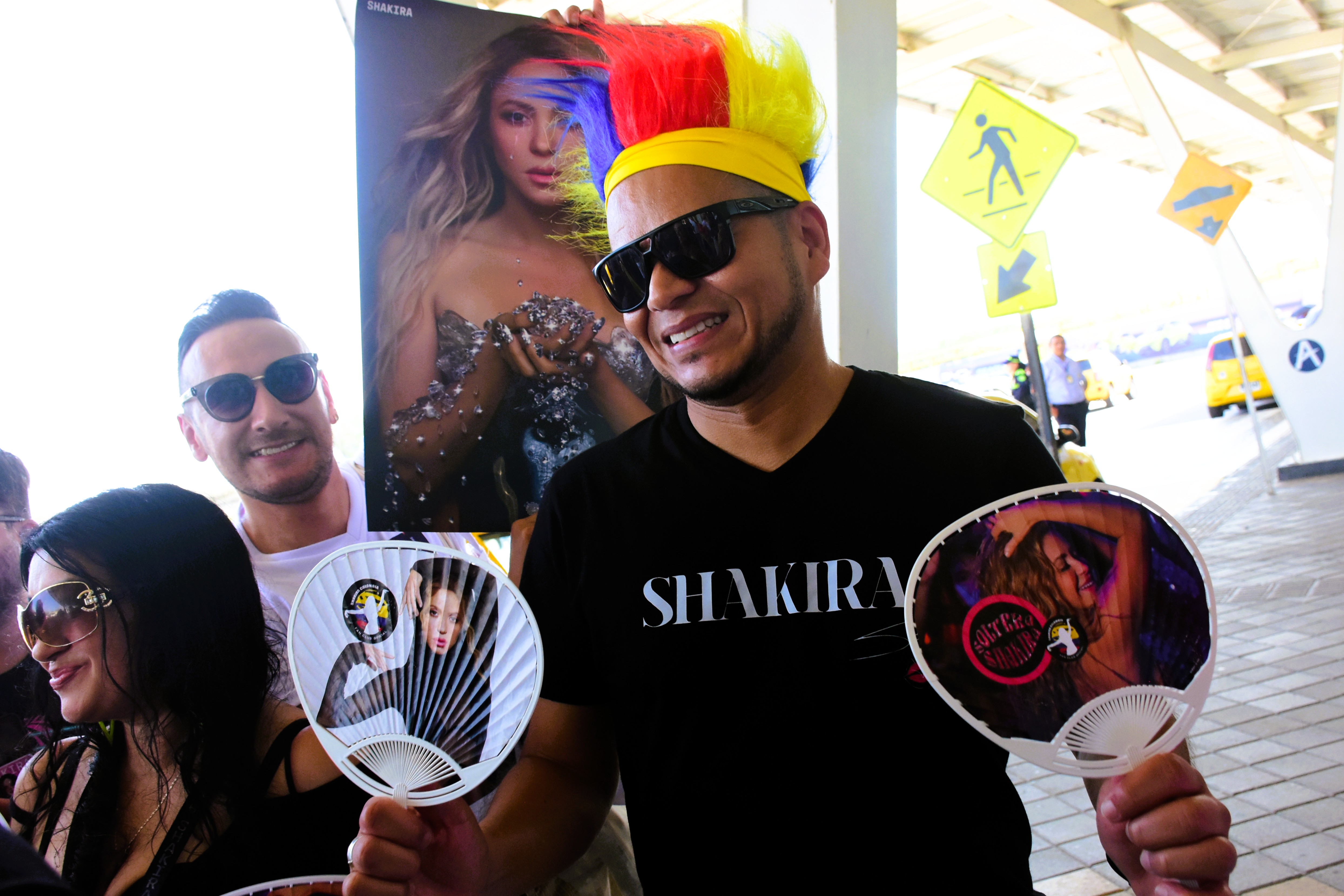 AME1191. BARRANQUILLA (COLOMBIA), 18/02/2025.- Seguidores de la cantante colombiana Shakira se reúnen en el aeropuerto Ernesto Cortissoz para recibir a la artista este martes, en Barranquilla (Colombia). Shakira se presentará en su ciudad natal el 20 y 21 de febrero. EFE/ Aleidys Coll
