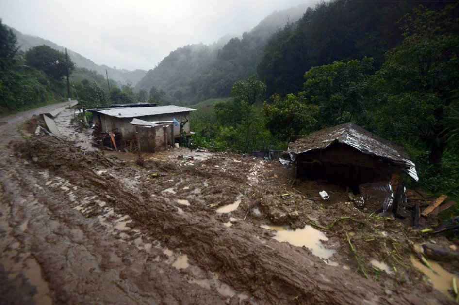 Tormenta tropical Earl deja al menos 38 muertos en su paso por México