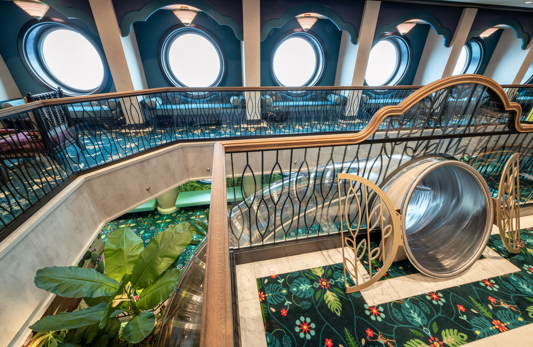 En Disney's Oceaneer Club a bordo del Disney Treasure, el barco más nuevo de Disney Cruise Line, los niños descubren los mundos inmersivos de superhéroes y princesas y participan en aventuras con sus amigos favoritos de Disney. Los niños pueden disfrutar de clubes exclusivos solo para ellos, cada uno de los cuales presenta programas imaginativos con el cuidado y la experiencia de consejeros capacitados por Disney. Cada sección del club tiene una temática intrincada para sumergir a los jóvenes huéspedes en diferentes aventuras. Esto comienza en la entrada del club, que incluye un tobogán desde el Gran Salón que lleva a los invitados directamente al Club.