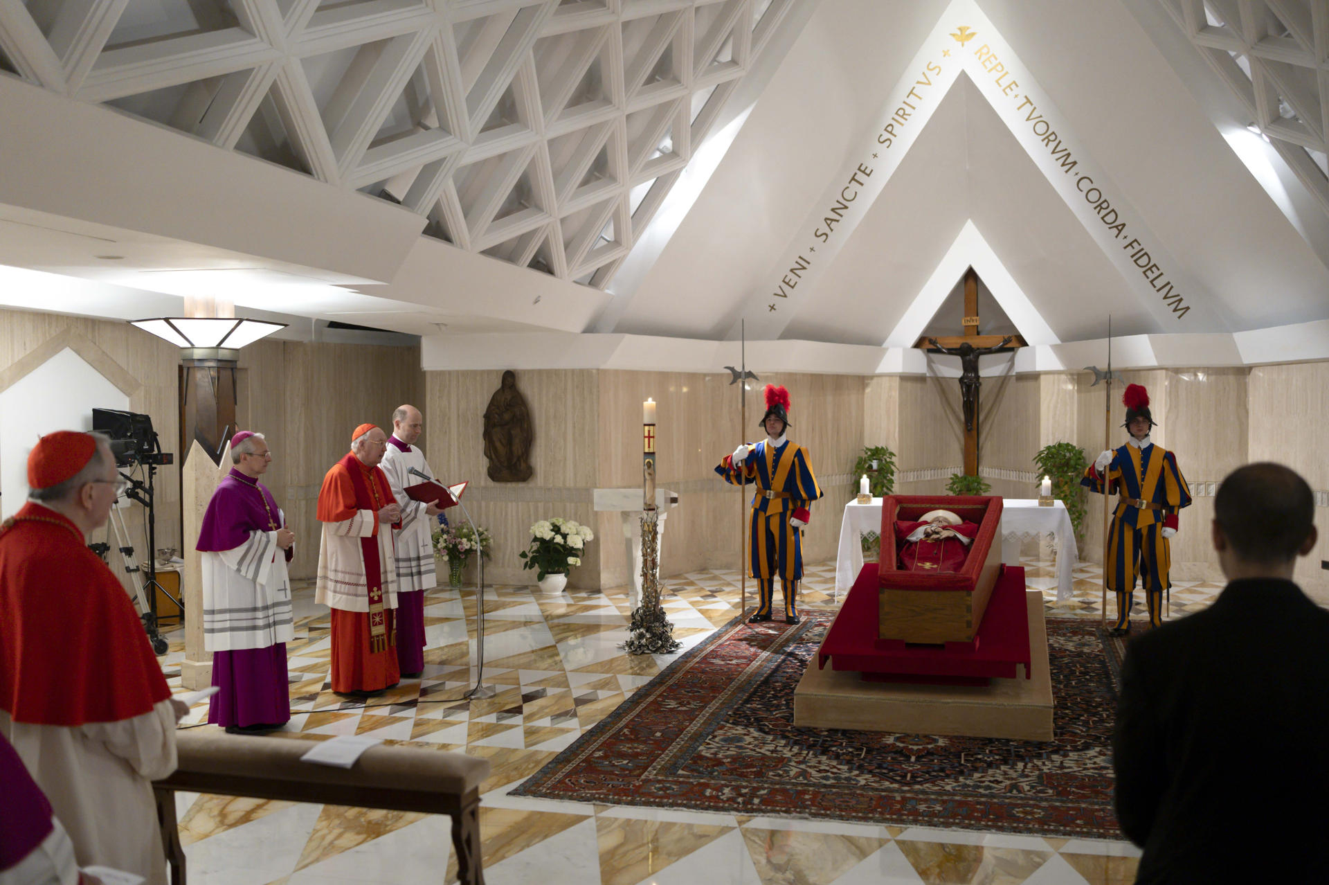 CIUDAD DEL VATICANO, 22/04/2025.- El Vaticano difundió este martes las primeras imágenes del papa Francisco, fallecido este lunes a los 88 años, en el féretro de madera en la capilla de la que fue su residencia, la Casa Santa Marta. El papa descansa sobre un féretro de madera forrado de terciopelo rojo con una casulla purpura y una mitra blanca y en las manos lleva un rosario. EFE//Dicasterio Para La Comunicación De La Santa Sede SOLO USO EDITORIAL/SOLO DISPONIBLE PARA ILUSTRAR LA NOTICIA QUE ACOMPAÑA (CRÉDITO OBLIGATORIO)