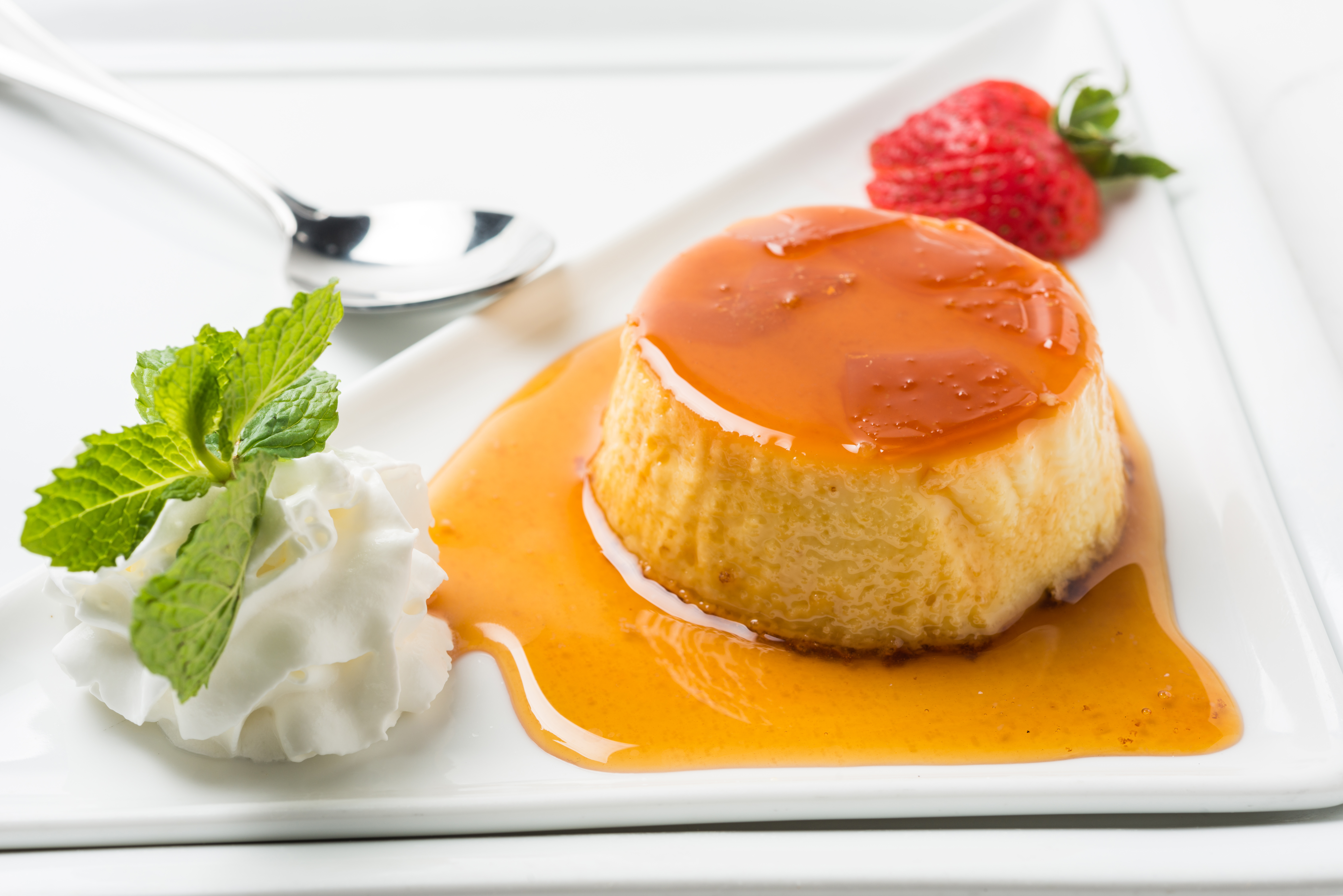 Flan de caramelo sin horno, la receta ideal para compartir con amigos