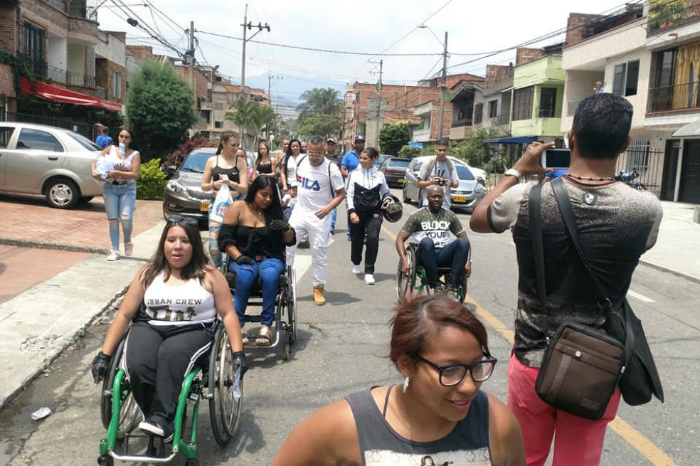 Rodar por Medellín en sillas de ruedas para sensibilizar sobre la movilidad reducida