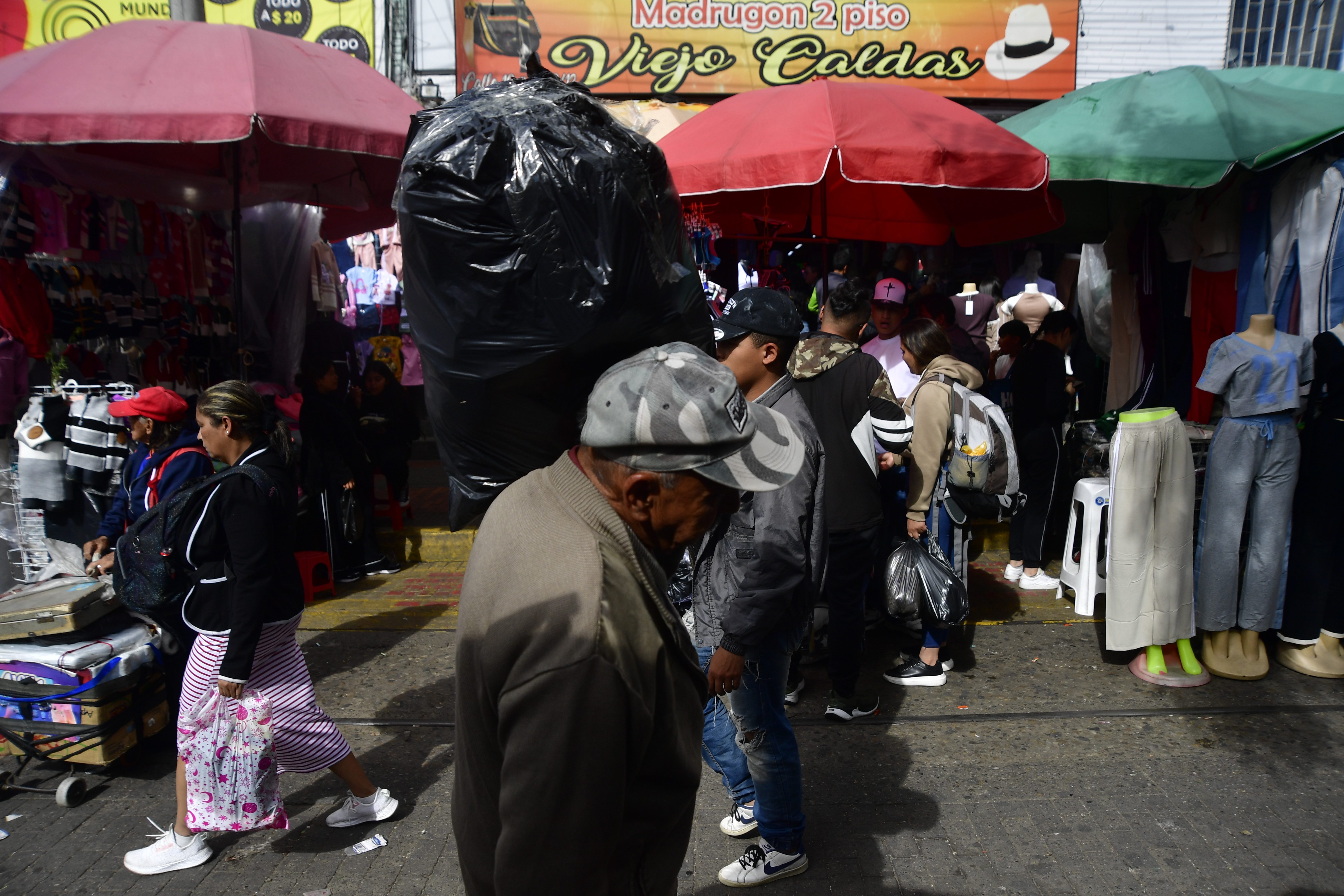 Invasión del espacio público por parte de vendedores de esta zona del centro de Bogotá