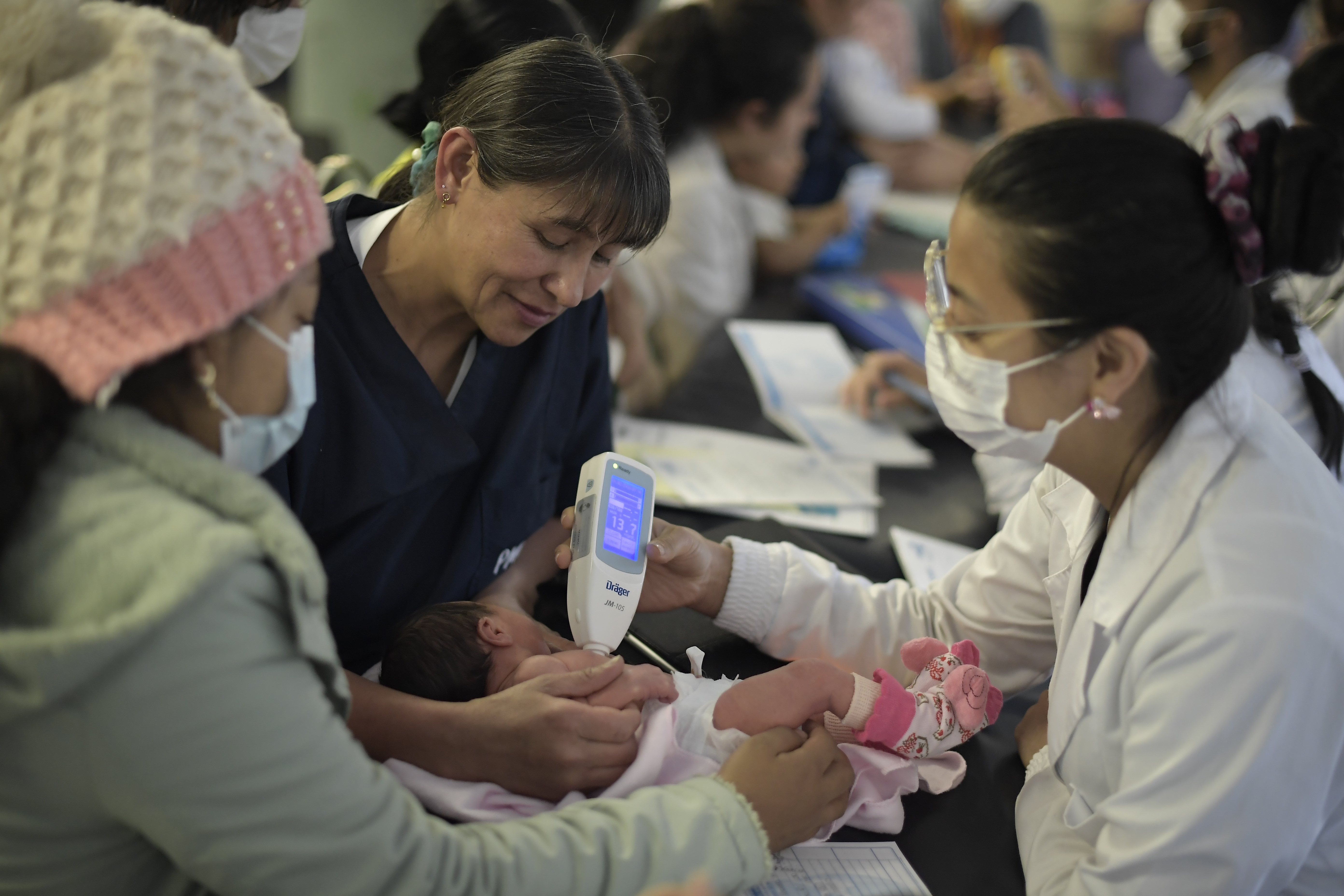 Padres con sus bebés prematuros en el programa canguro de este Hospital.