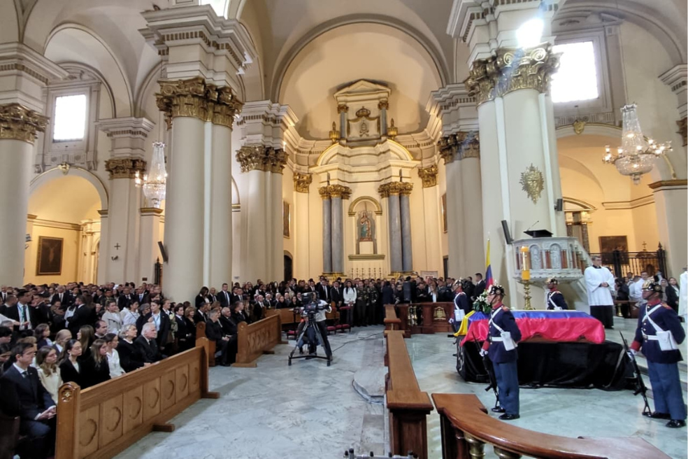 El féretro del asesinado senador y precandidato Miguel Uribe está, este 13 de agosto, en la Catedral Primada de Bogotá.