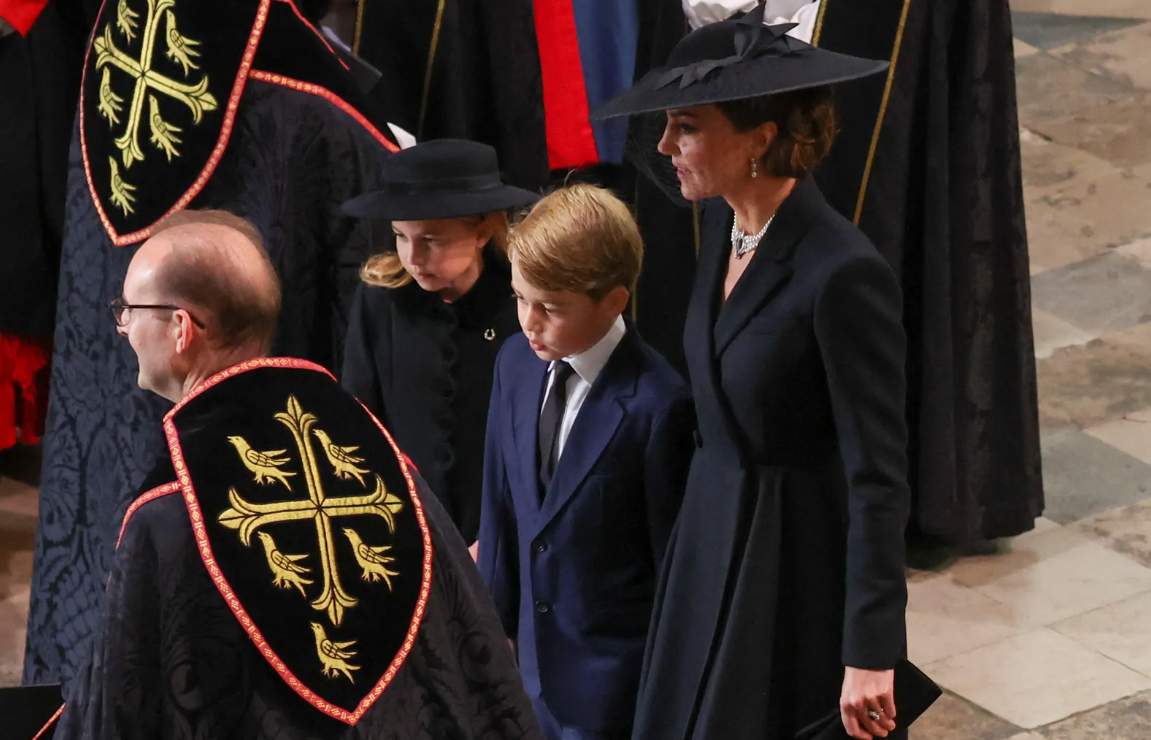 Kate Middleton, princesa de Gales, con el príncipe George y la princesa Charlotte en el funeral de Estado de la reina en la abadía de Westminster. WPA Pool/Getty Images