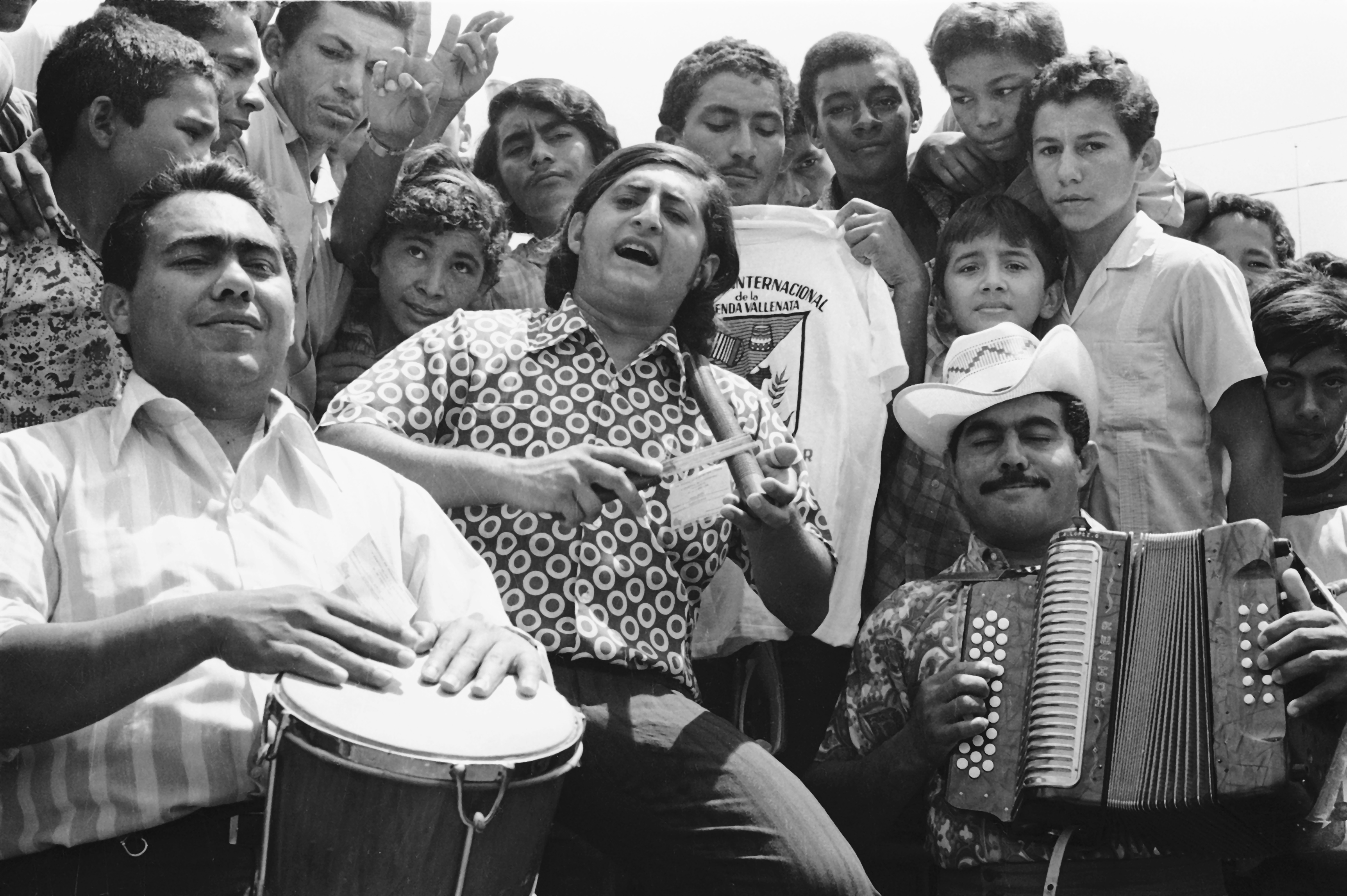 Jorge Oñate nació el 31 de marzo de 1949 en el municipio de La Paz, en el departamento del Cesar. Se crio en esa población cesarense al lado de su madre y de sus dos hermanos. Ellos fueron profesionales, uno es ganadero y el otro ingeniero, y a Jorge Antonio Oñate González, nombre de pila del artista, le dio por cantar y por jugar fútbol.