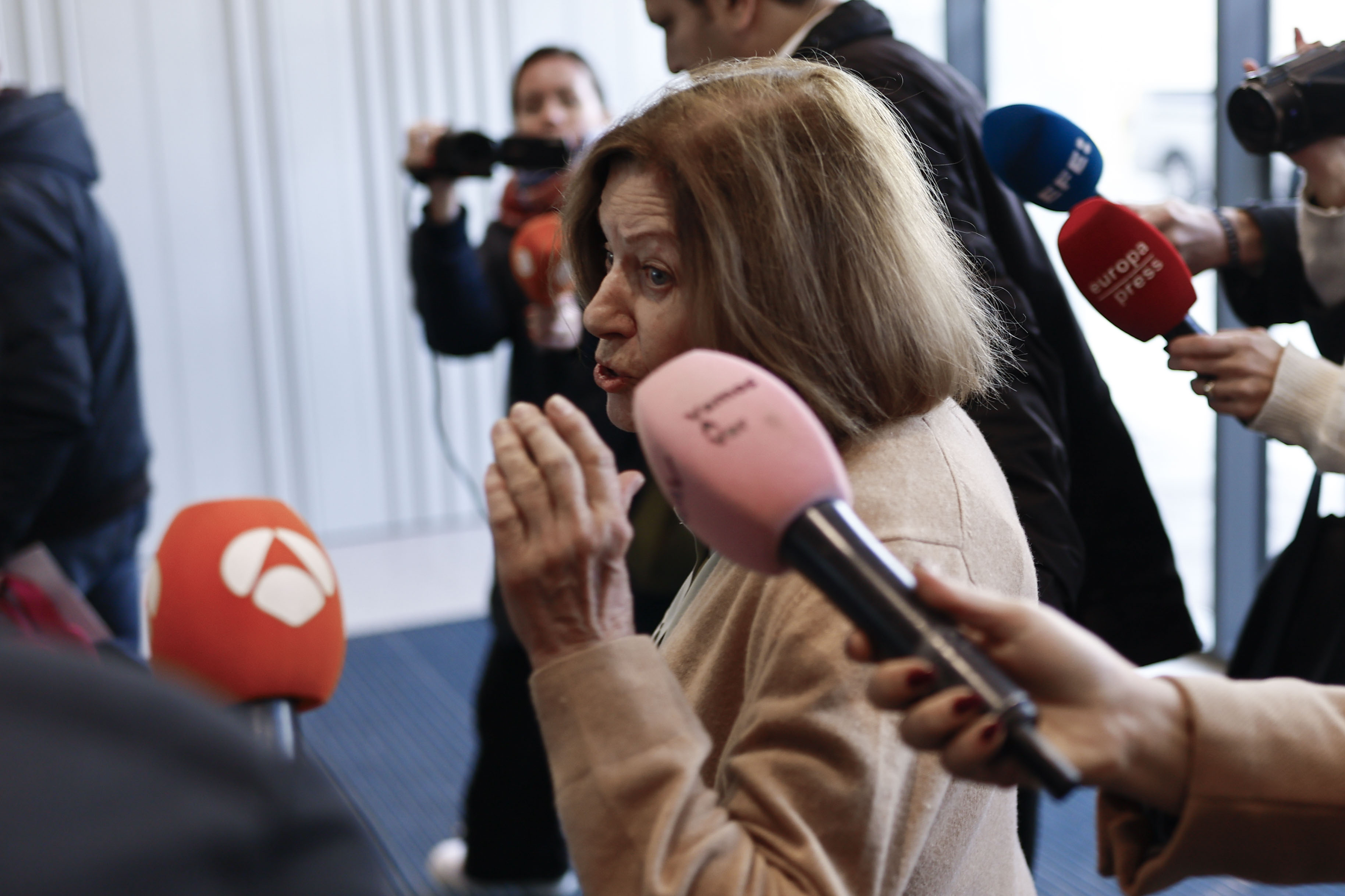 MADRID, 19/12/2024.- Natalia Figueroa, esposa de Raphael a su llegada al hospital 12 de Octubre donde se encuentra ingresado el artista. Raphael ha suspendido todos sus compromisos profesionales de esta semana, incluidos los conciertos en el WiZink Center. EFE/ Rodrigo Jimenez
