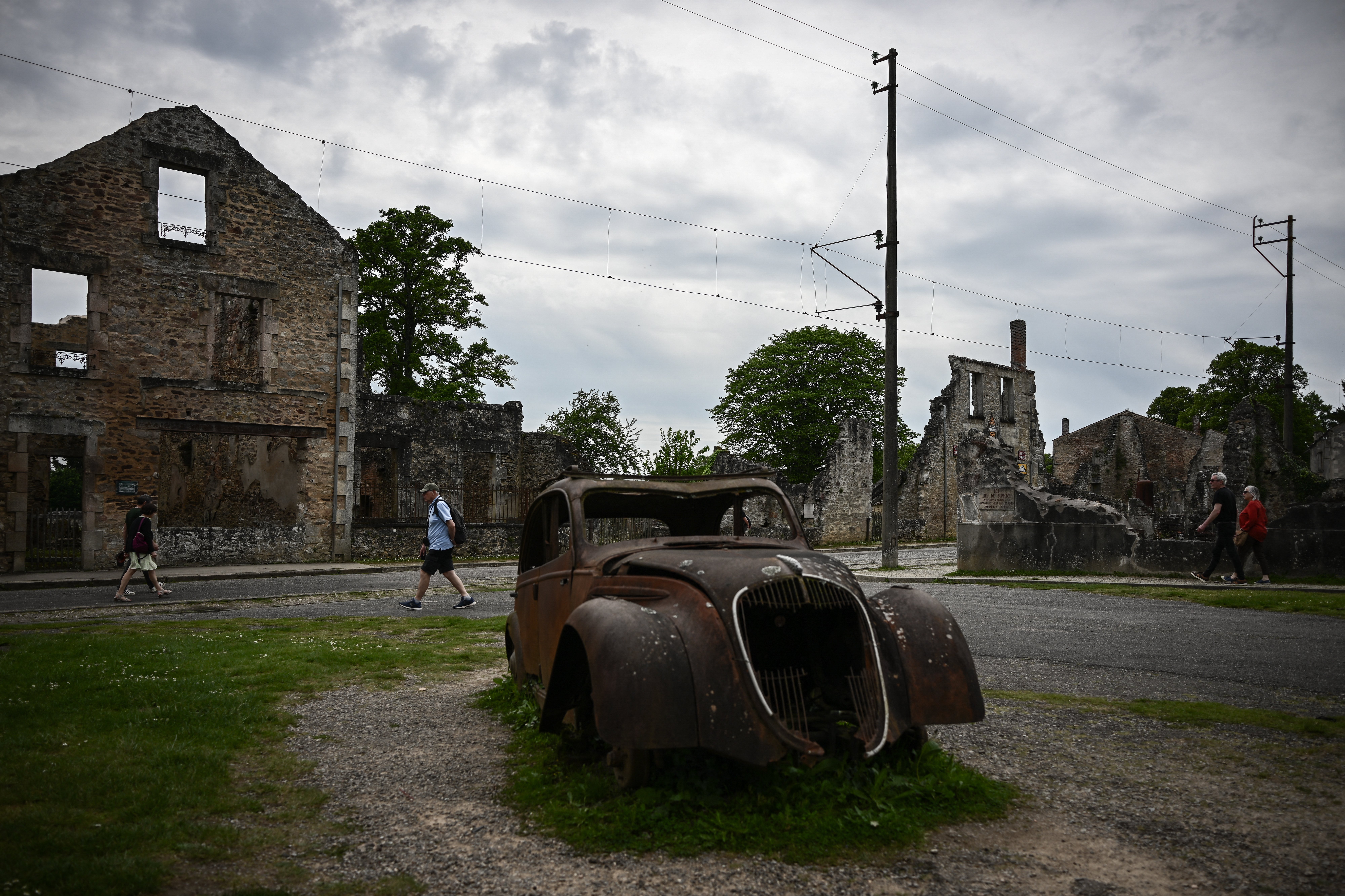 Francia busca salvar de su desaparición total a un pueblo símbolo de las masacres nazis