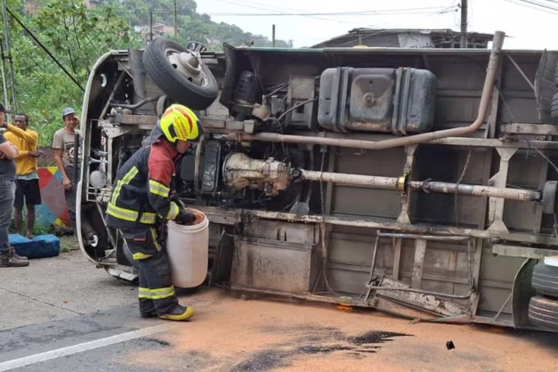 Al menos 30 heridos dejó accidente entre bus y camión en la vía Pereira – Armenia