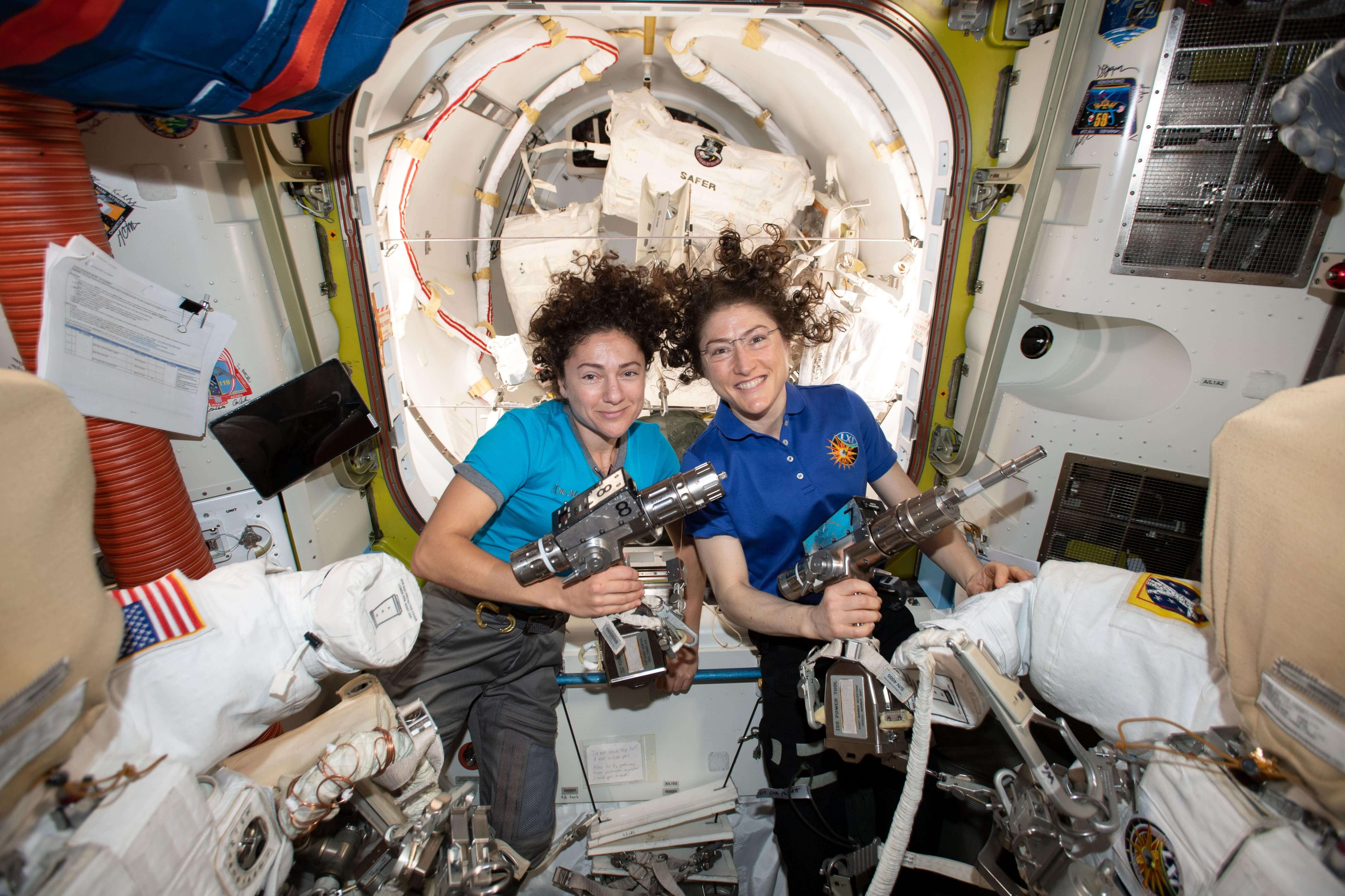 Dos astronautas listas para el primer paseo espacial exclusivamente femenino
