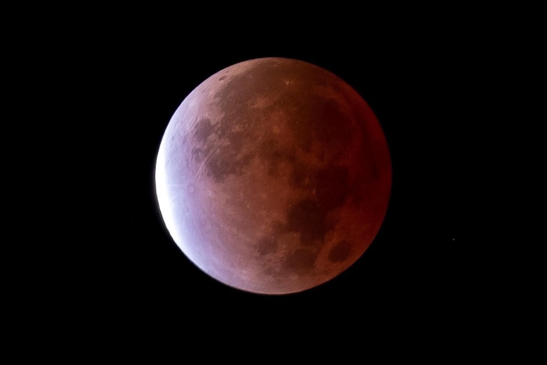 Las increíbles fotos del último eclipse lunar del 2021. Así se vio en el mundo