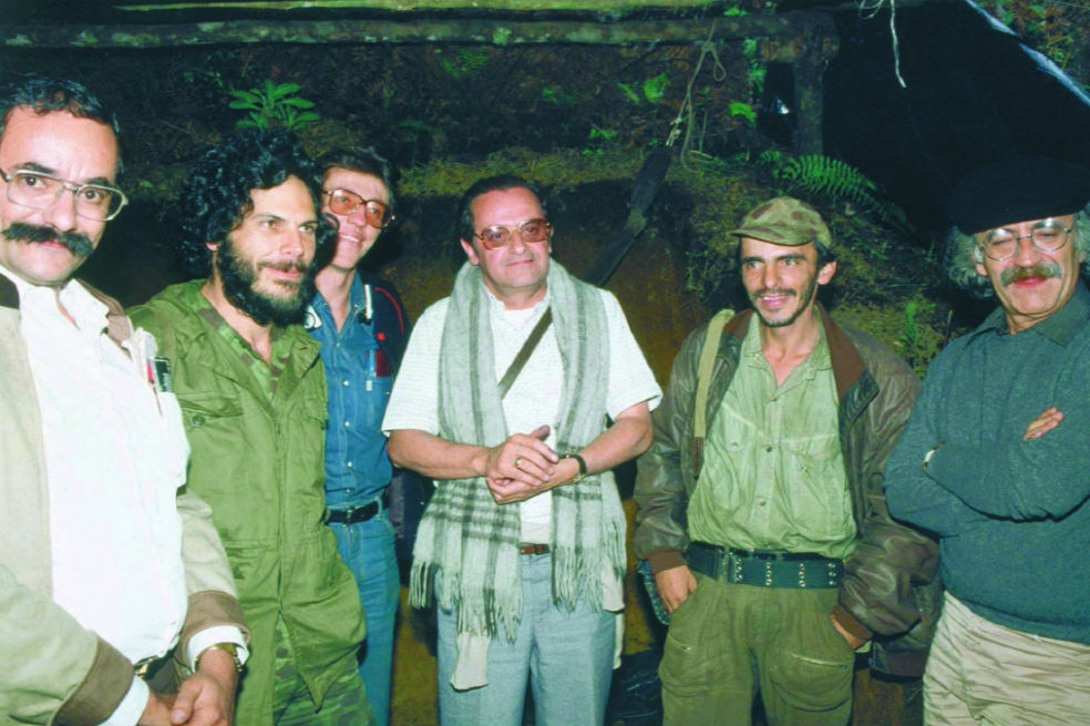 Parte del equipo negociador. De izquierda a derecha: Horacio Serpa, Carlos Pizarro, Antonio Navarro, Luis Otero (jefe militar del M-19), Álvaro Fayad Delgado (cofundador) y el ministro Bernardo Ramírez.