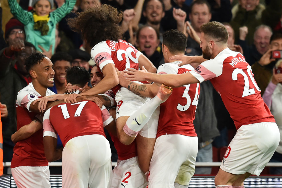 Arsenal venció a Leicester y sumó 10 victorias en línea