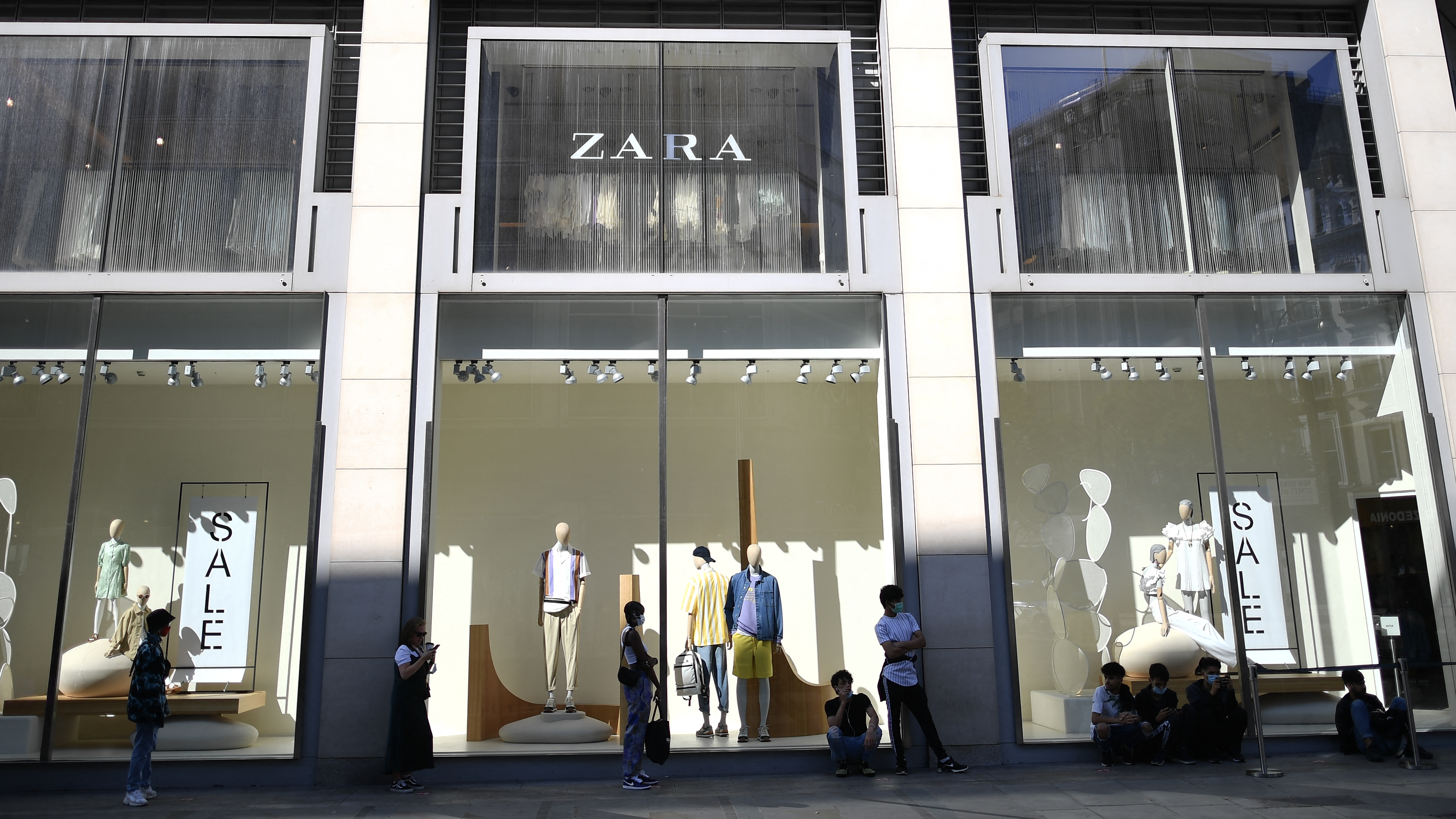 Zara debe retirar dos fotos de modelos demasiado delgadas: Reino Unido