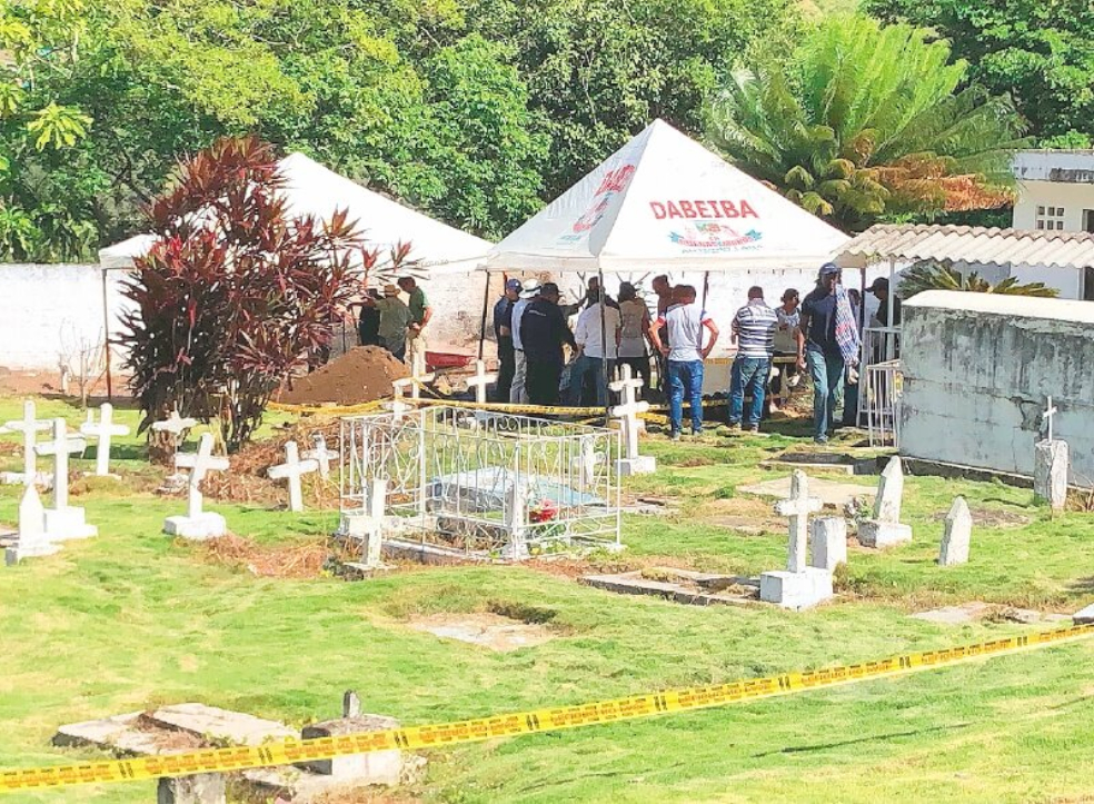 Pie de foto: Magistrados, sepultureros y técnicos forenses asistieron a la diligencia, que duró seis días.