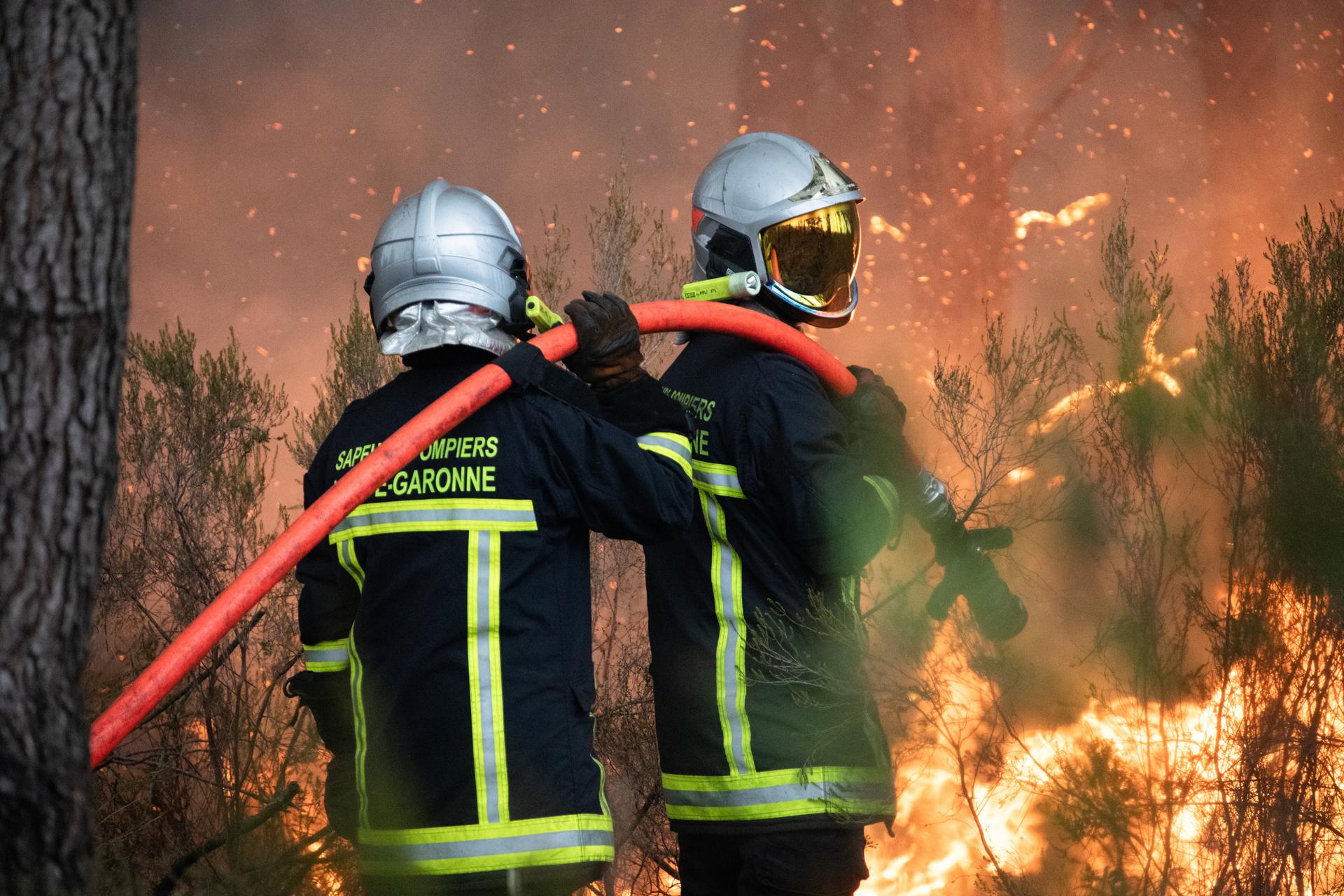 Marcheprime (France), 26/07/2026.- A crew of French firefighters is deployed to battle a wildfire spreading in Cestas-Pierroton, south-western France, 26 July 2026. According to a recent report from the French Ministry of the Interior, 167,000 people have been evacuated and at least 98,000 hectares have been burned since the beginning of the wildfires in and around Cap Ferret peninsula. (incendio forestal, Francia) EFE/EPA/SOPHIE GARCIA