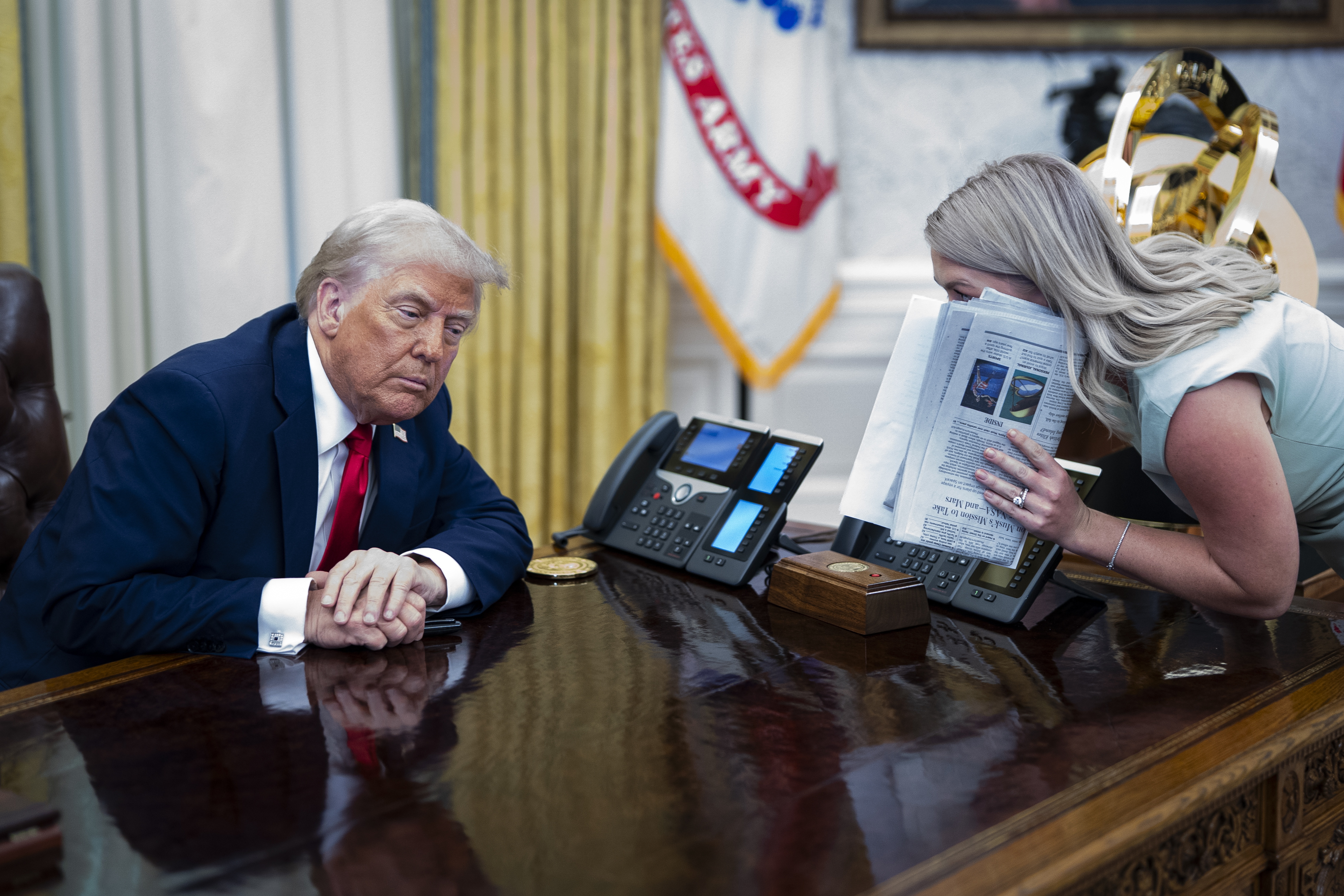 WASHINGTON (United States), 31/03/2025.- US President Donald Trump (L), speaks with Karoline Leavitt, White House Press Secretary, during an executive order signing in the Oval Office at the White House in Washington, DC, USA, 31 March 2025. The order directs the Federal Trade Commission to work with the Department of Justice to ensure that competition laws are enforced in the concert and entertainment industry, and pushes state consumer protection authorities on enforcement. EFE/EPA/ALEXANDER DRAGO / POOL