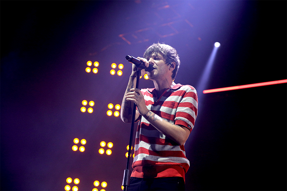 Concierto de Louis Tomlinson junto a la banda que abrió el concierto sun room  en el movistar arena en en la cuidad de Bogota.