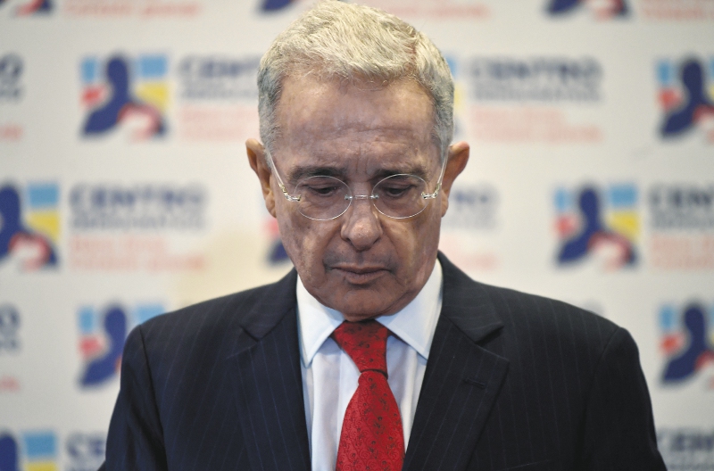 “6.402 motivos para celebrar”: Gustavo Bolívar sobre llamado a juicio de Uribe