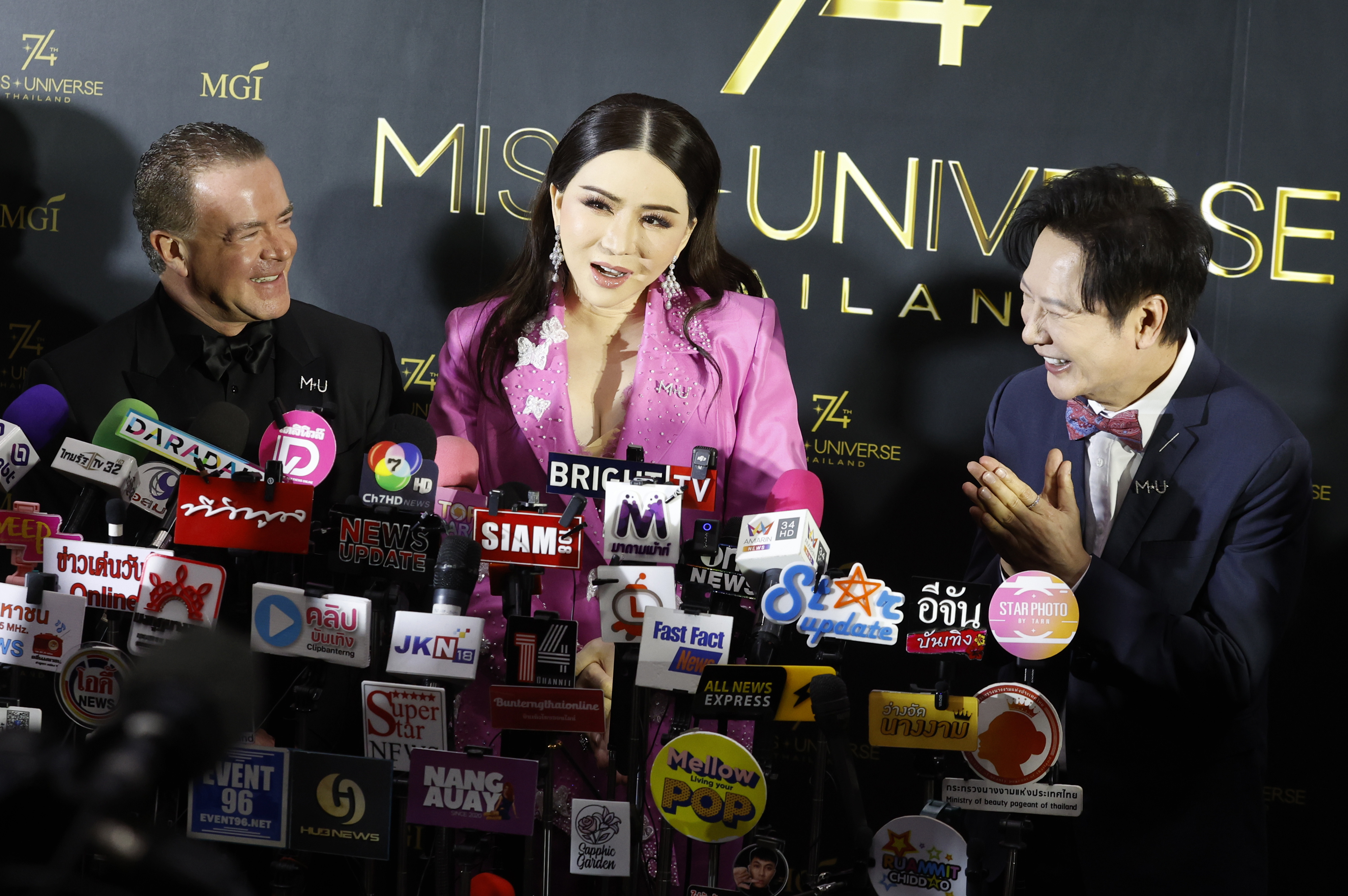 BANGKOK (Thailand), 13/03/2025.- The CEO of Miss Universe Organization, Anne Jakrajutatip (C), next to the President of Miss Universe Organization, Raul Rocha Cantu (L), and the CEO of Miss Grand International Public Company Limited and President of Miss Universe Thailand 2025, Nawat Itsaragrisil (R), talk to media during a press conference to announce Thailand's hosting of the Miss Universe 2025 competition, in Bangkok, Thailand, 13 March 2025. Thailand is set to host the final competition of the beauty pageant Miss Universe 2025 on 21 November. (Tailandia) EFE/EPA/NARONG SANGNAK