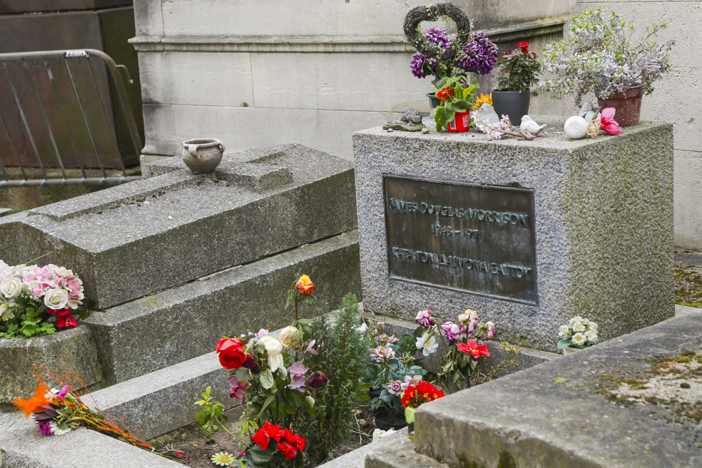 Para recordar a Jim Morrison, recorrimos el cementerio donde está su tumba