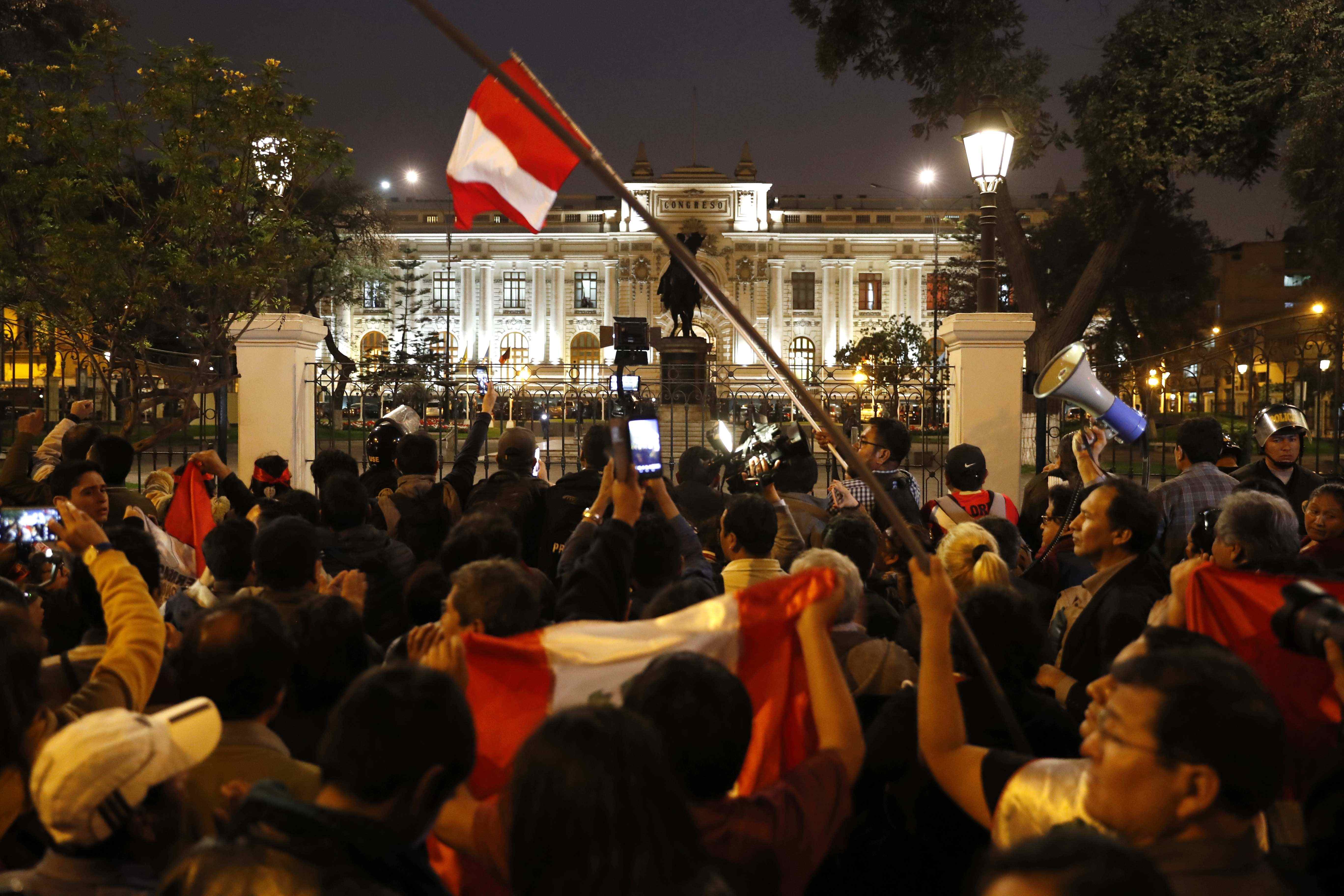 Sin salida a la crisis: Congreso de Perú no adelantará elecciones; Boluarte insiste