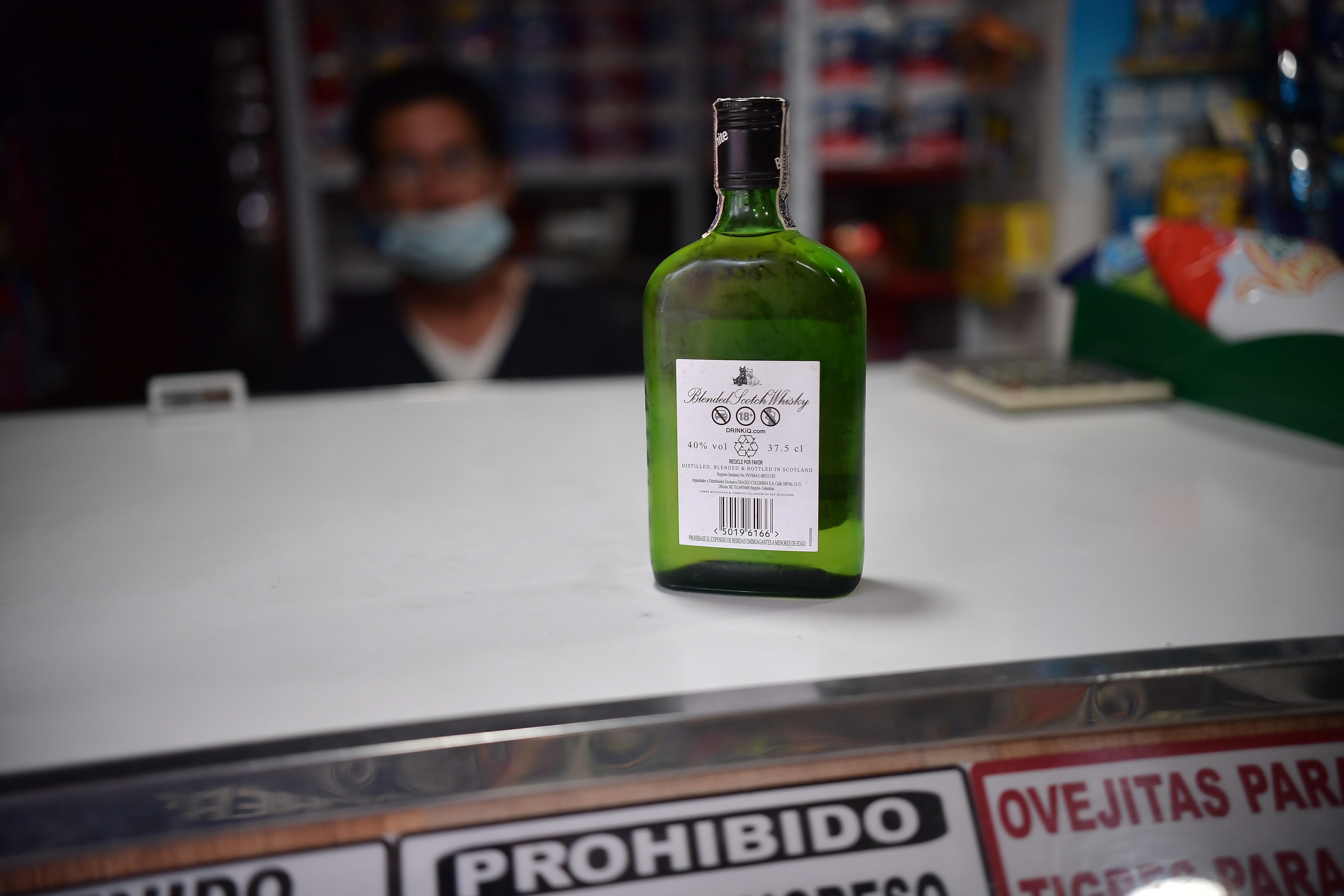 Aspectos de botellas de alcohol cuya venta no esta permitida durante la ley seca por el Covid – 19