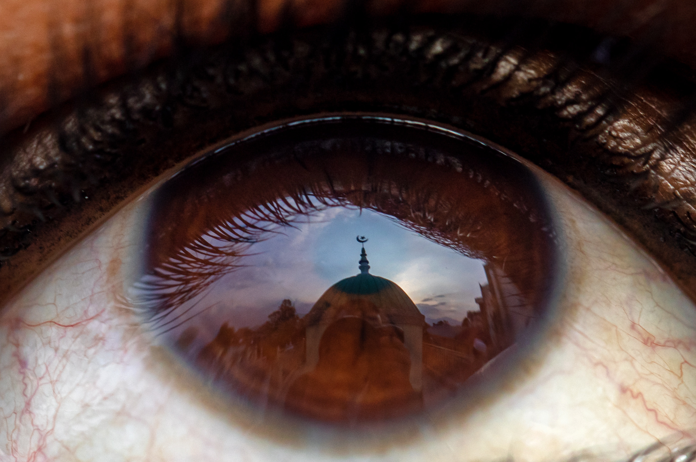 Katmandú (Nepal), 24/03/2023.- La cúpula de la mezquita Kashmiri Mashjid se refleja en el ojo de un musulmán nepalí mientras asiste a la oración del primer viernes del mes sagrado musulmán del Ramadán en Kashmiri Mashjid en Katmandú, Nepal, este viernes. Los musulmanes de todo el mundo celebran el mes sagrado del Ramadán rezando durante la noche y absteniéndose de comer, beber y tener actos sexuales durante el período comprendido entre el amanecer y el atardecer. Ramadán es el noveno mes del calendario islámico y se cree que la revelación del primer verso del Corán fue durante sus últimas 10 noches. EFE/NARENDRA SHRESTHA
