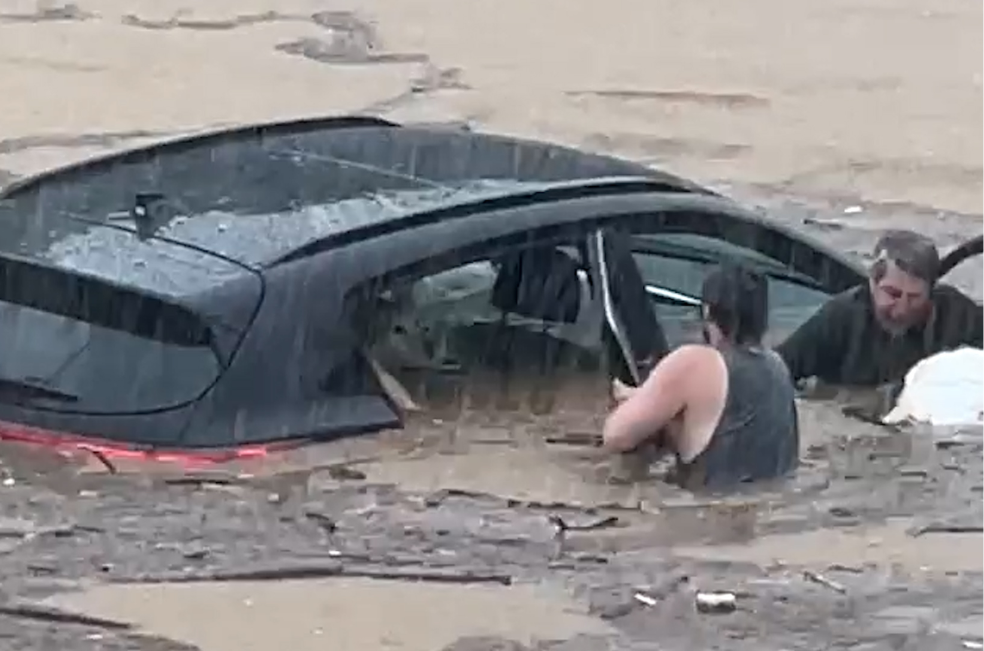 (Video) Hombre rescata a un adulto mayor y a su perrito durante una inundación