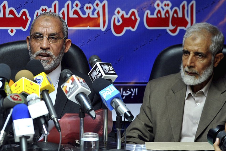 Fotografía de archivo tomada el 9 de octubre de 2010 que muestra al guía espiritual de los Hermanos Musulmanes, Mohamed Badía (i), quien fue capturado hace cerca de un mes, junto a Mahmoud Ezzat, quién será el líder de este grupo provisionalmente./ EFE